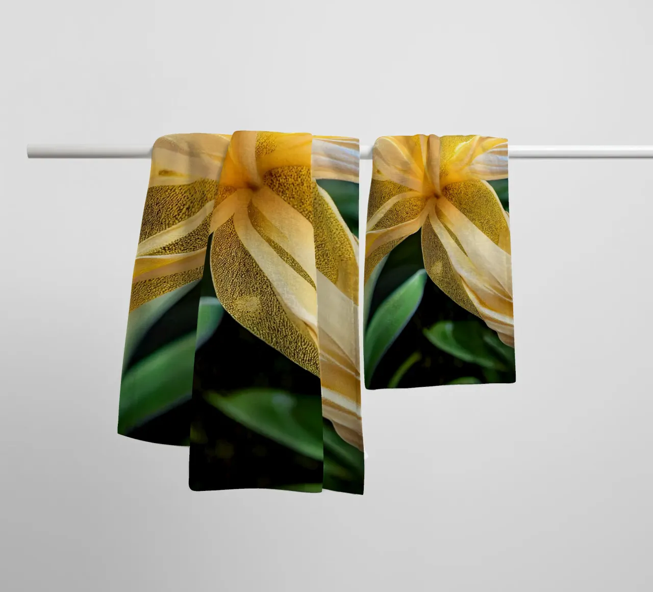 Macro fiore di oleandro giallo asciugamano da bagno da Bold Blooms