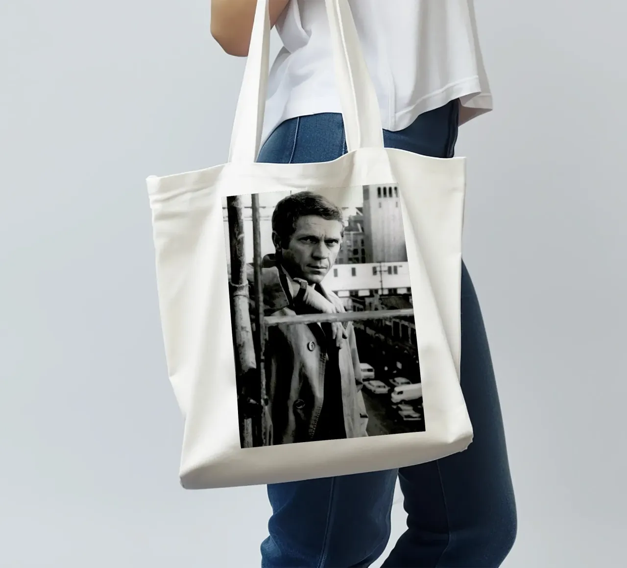 Steve McQueen in Bullitt, 1968 borsa in juta da Gallery Print and Art Limited