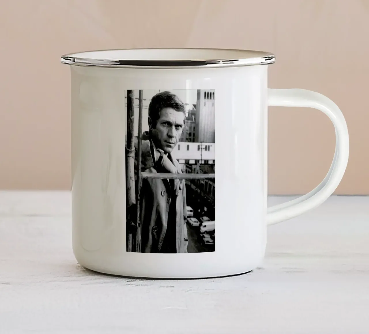 Steve McQueen in Bullitt, 1968 tazza in smalto da Gallery Print and Art Limited