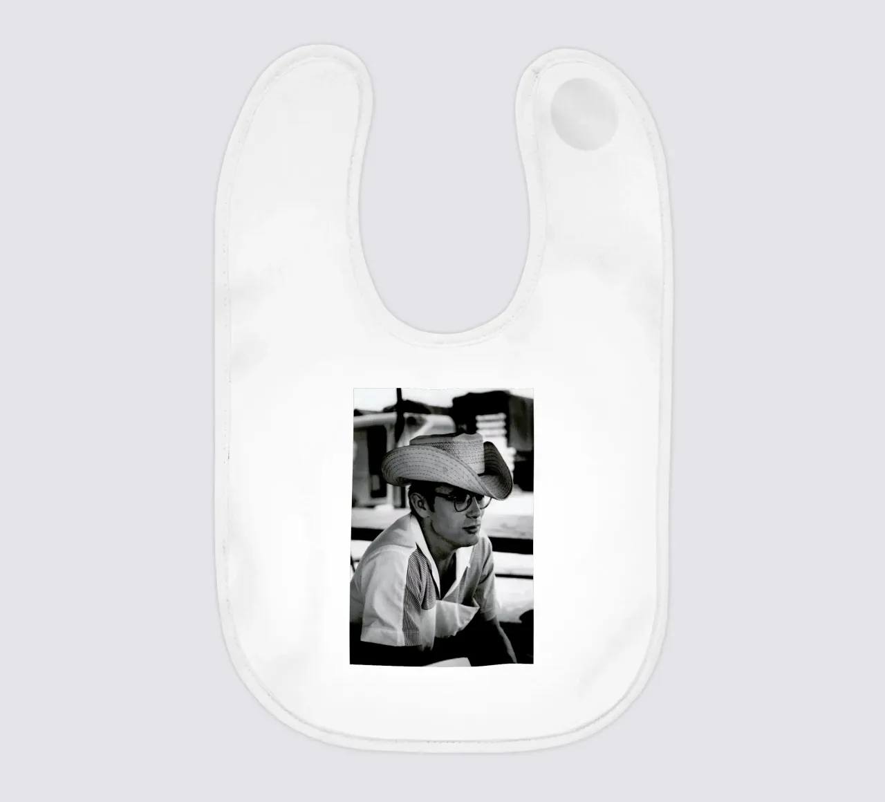 James Dean with Cowboy Hat bavaglino da Gallery Print and Art Limited