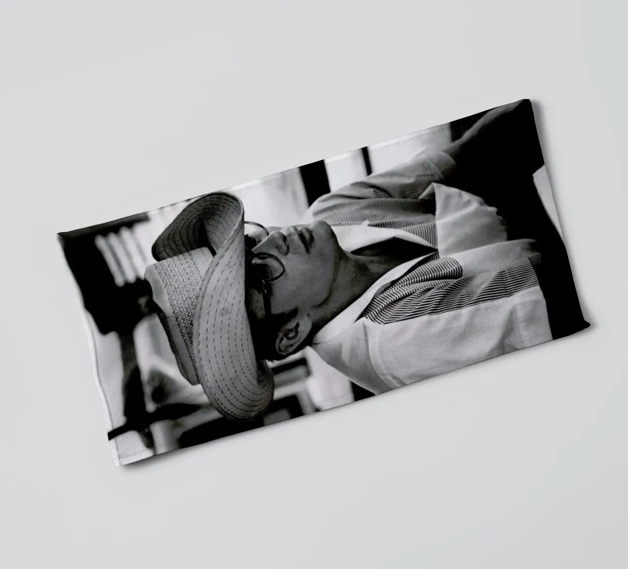James Dean with Cowboy Hat asciugamano da bagno da Gallery Print and Art Limited
