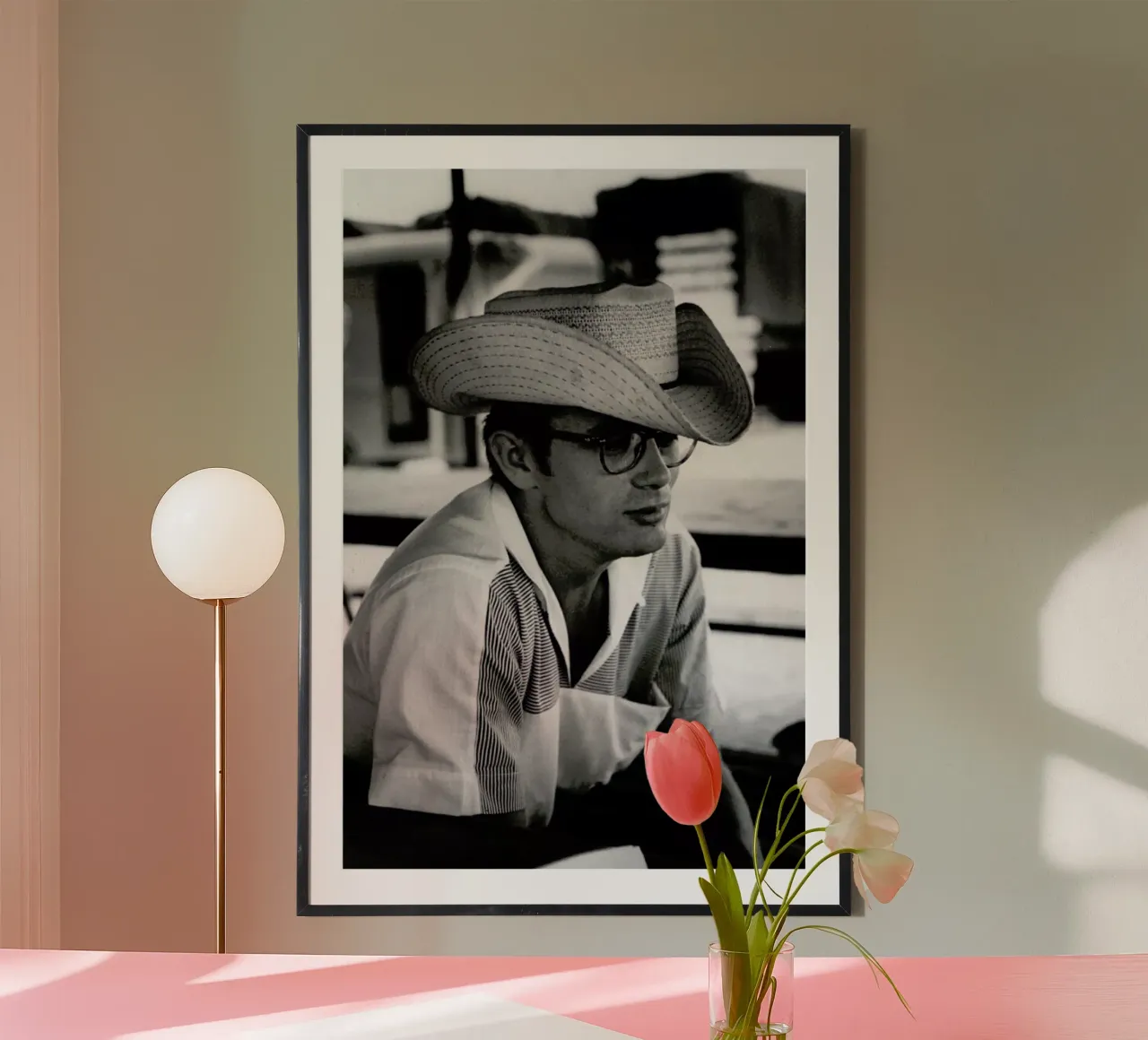 James Dean with Cowboy Hat poster con telaio in legno da Gallery Print and Art Limited