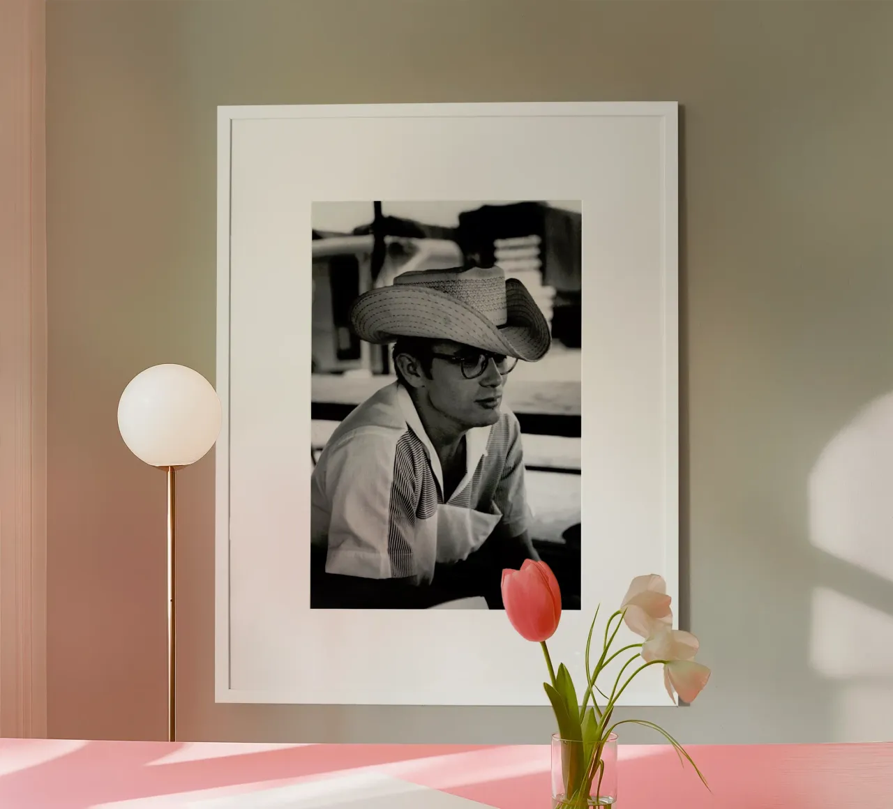 James Dean with Cowboy Hat poster con telaio in legno da Gallery Print and Art Limited