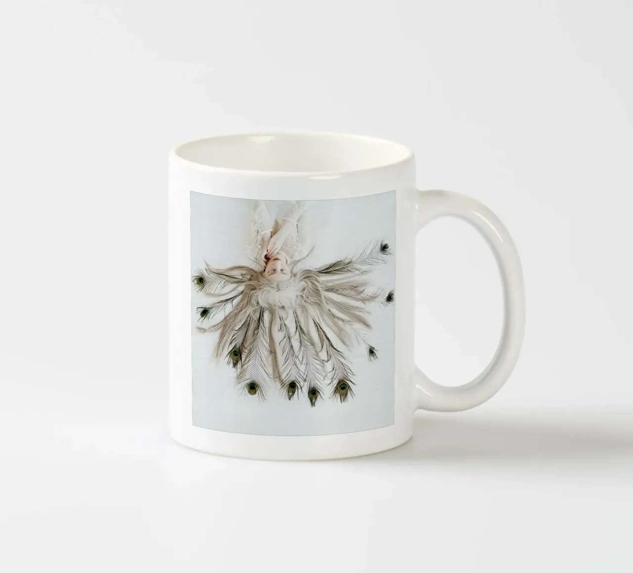 Peacock tazza in ceramica da Jovana Rikalo