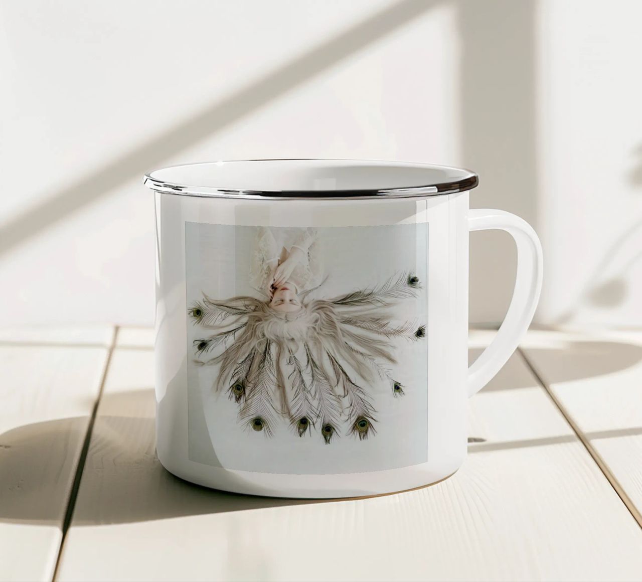 Peacock tazza in smalto da Jovana Rikalo