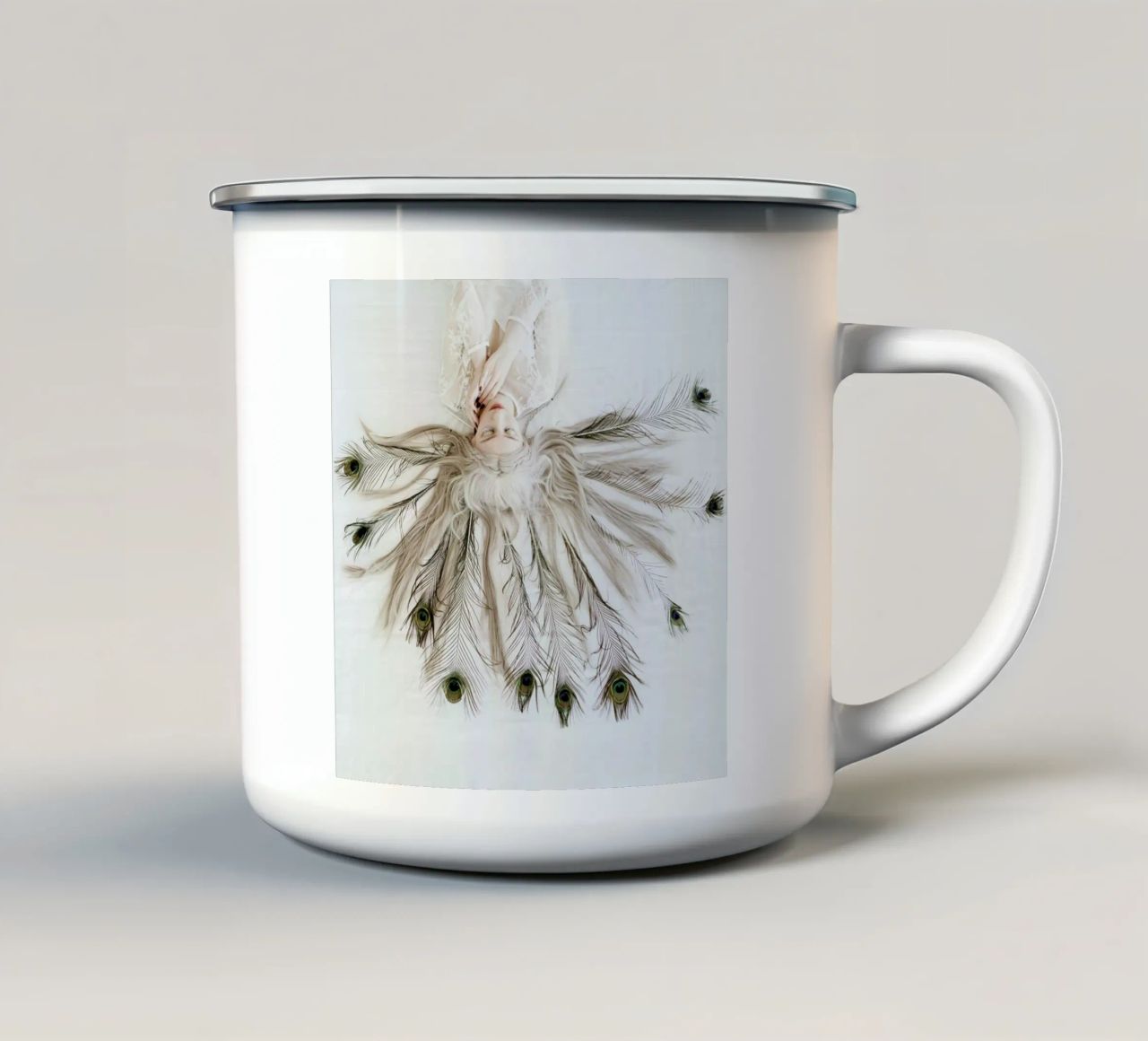Peacock tazza in smalto da Jovana Rikalo