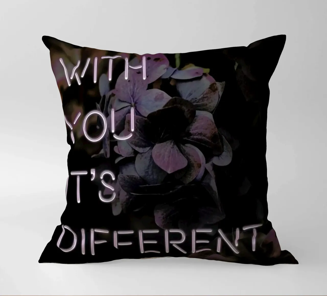 With you it's different cuscino da Oh Darling