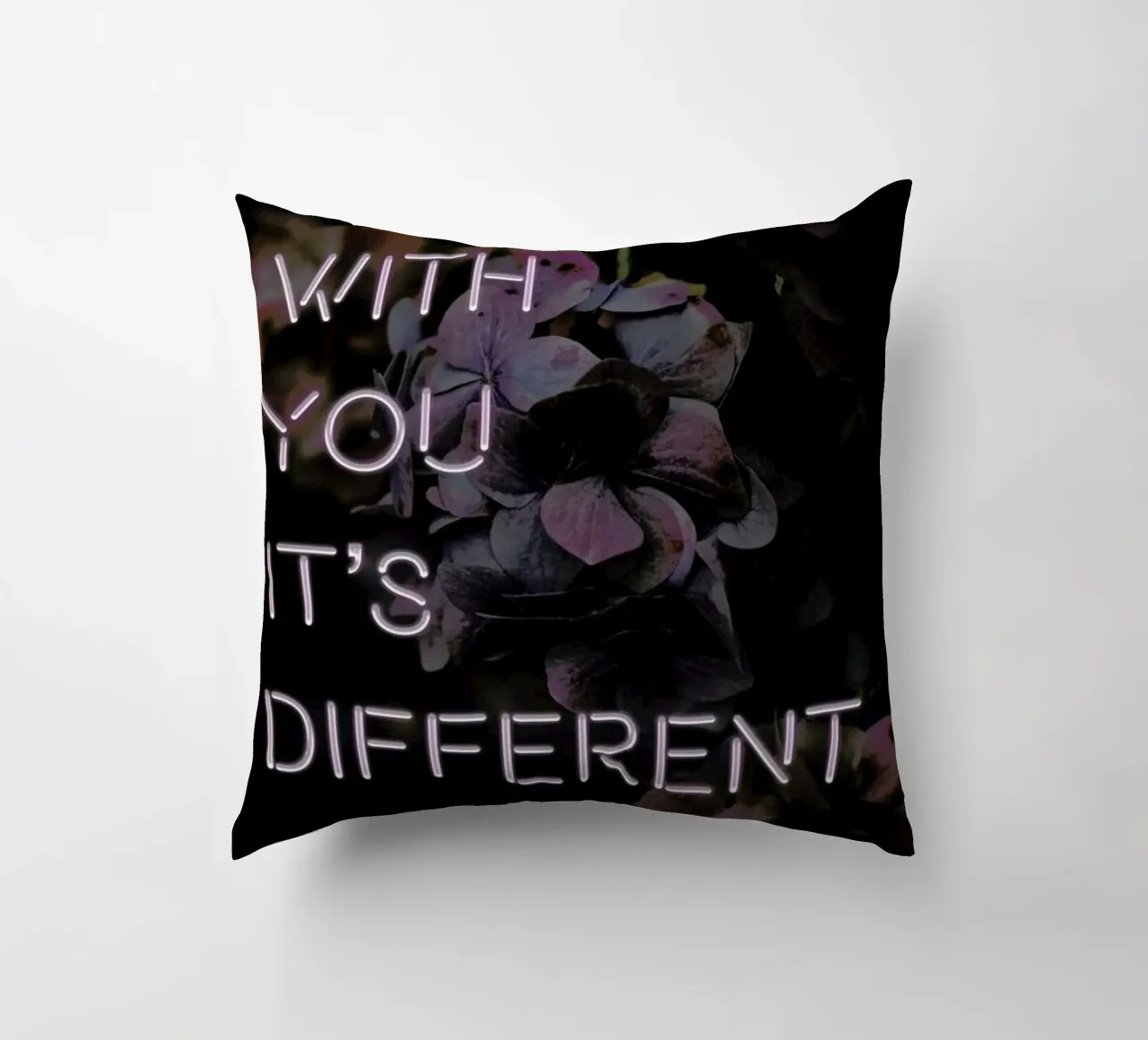 With you it's different cuscino da Oh Darling