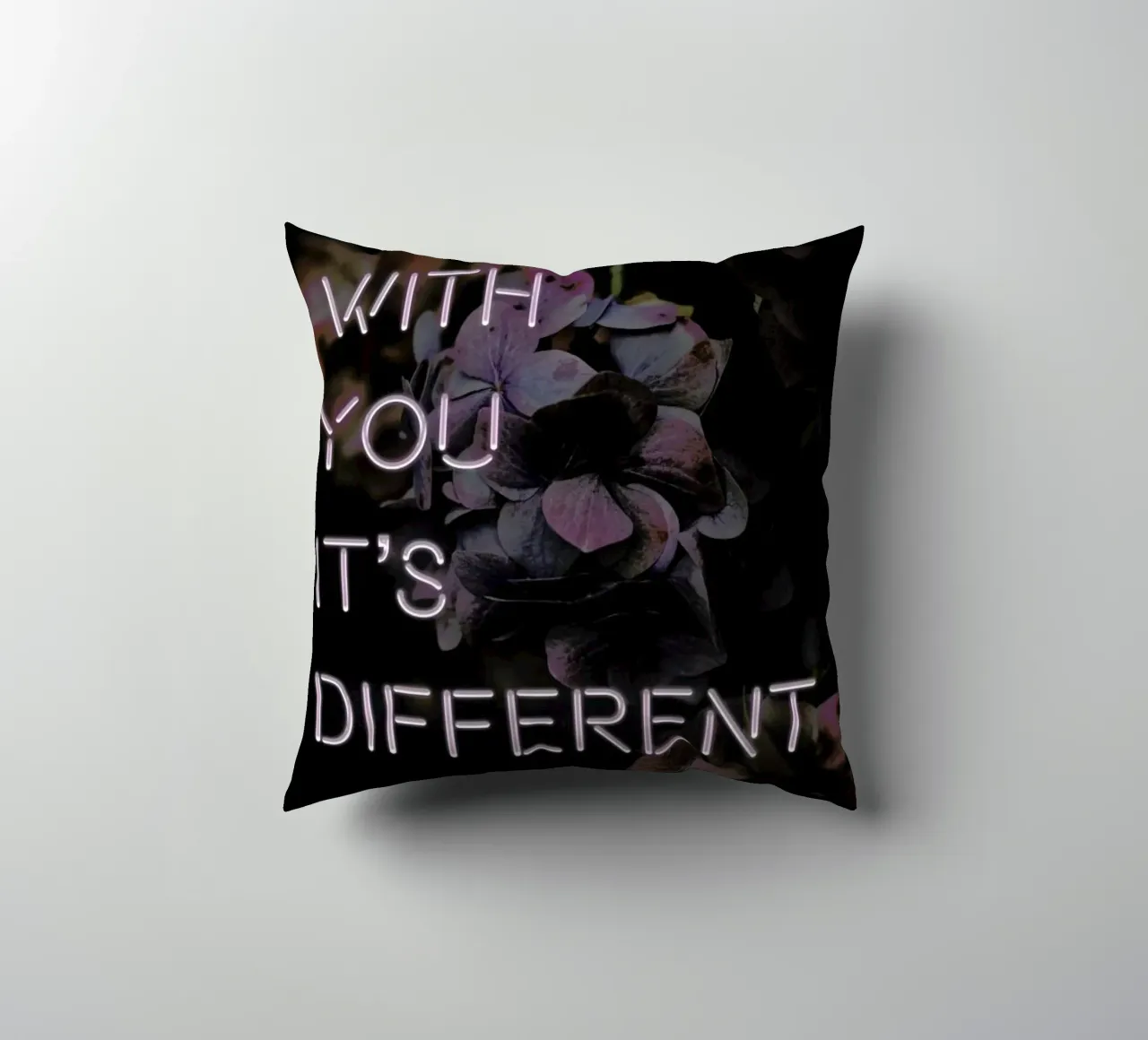 With you it's different cuscino da Oh Darling