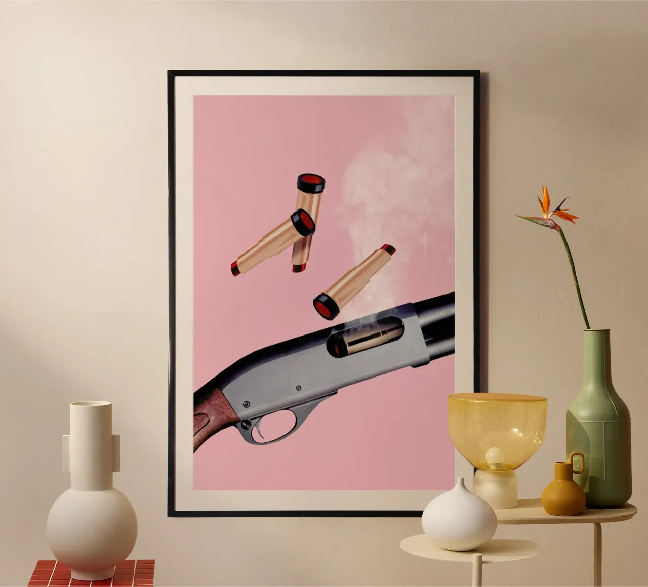 Lipstick Gun poster con telaio in legno da Jonas Loose