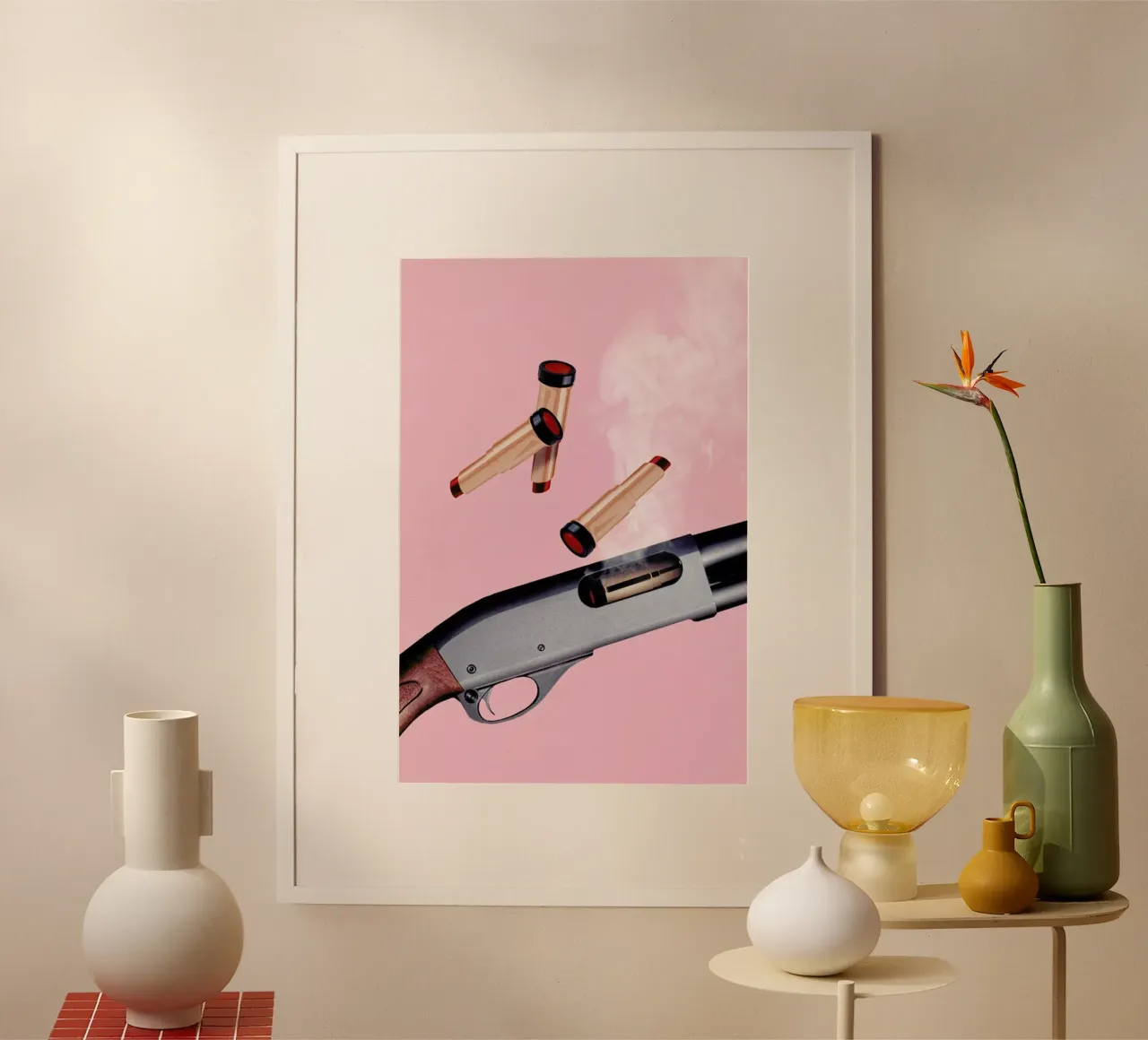 Lipstick Gun poster con telaio in legno da Jonas Loose