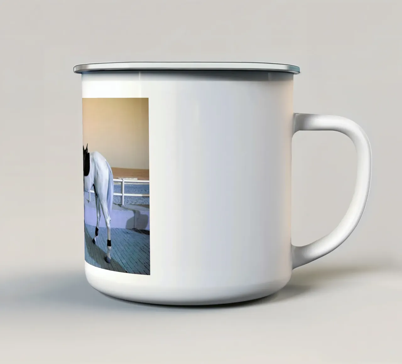 Horse tazza in smalto da Lara Zankoul