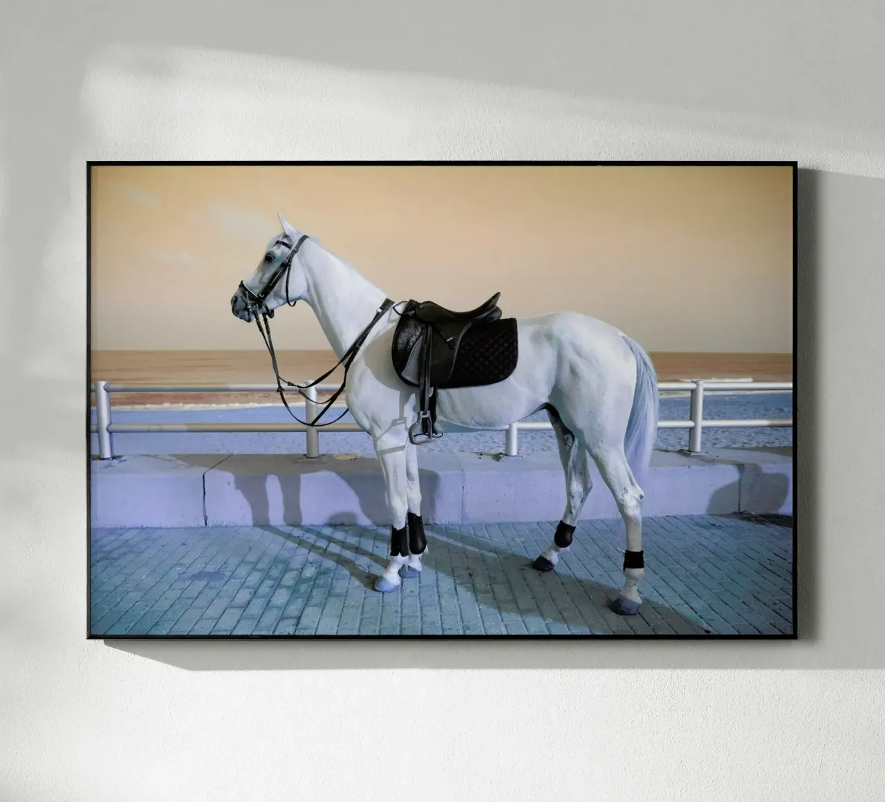 Horse plexiglass da Lara Zankoul