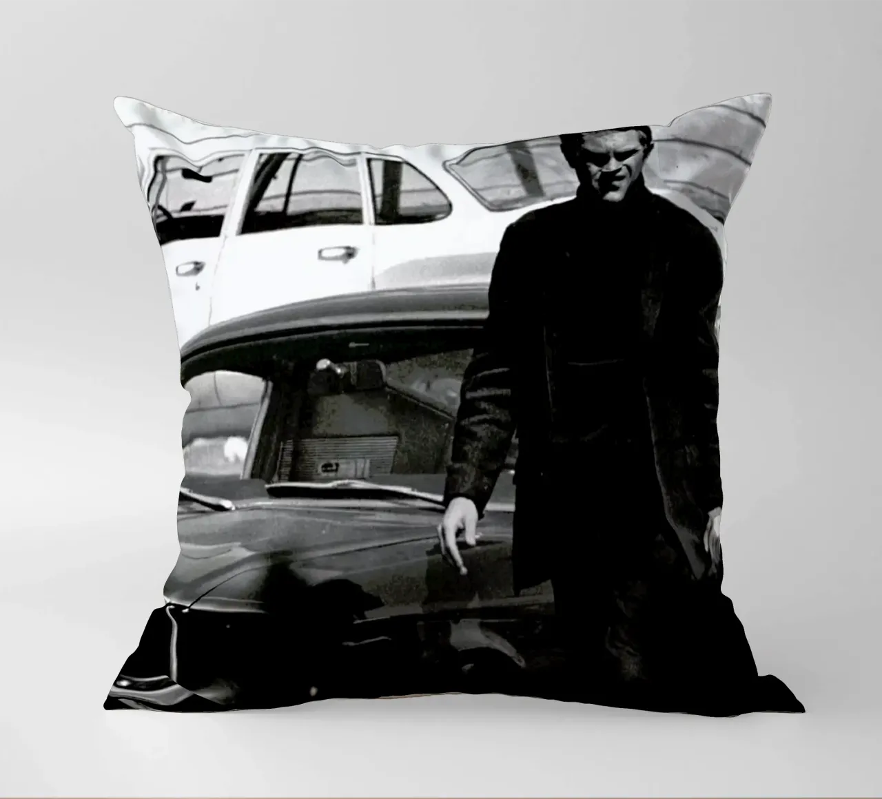 Steve McQueen in Bullitt, 1969 cuscino da Gallery Print and Art Limited