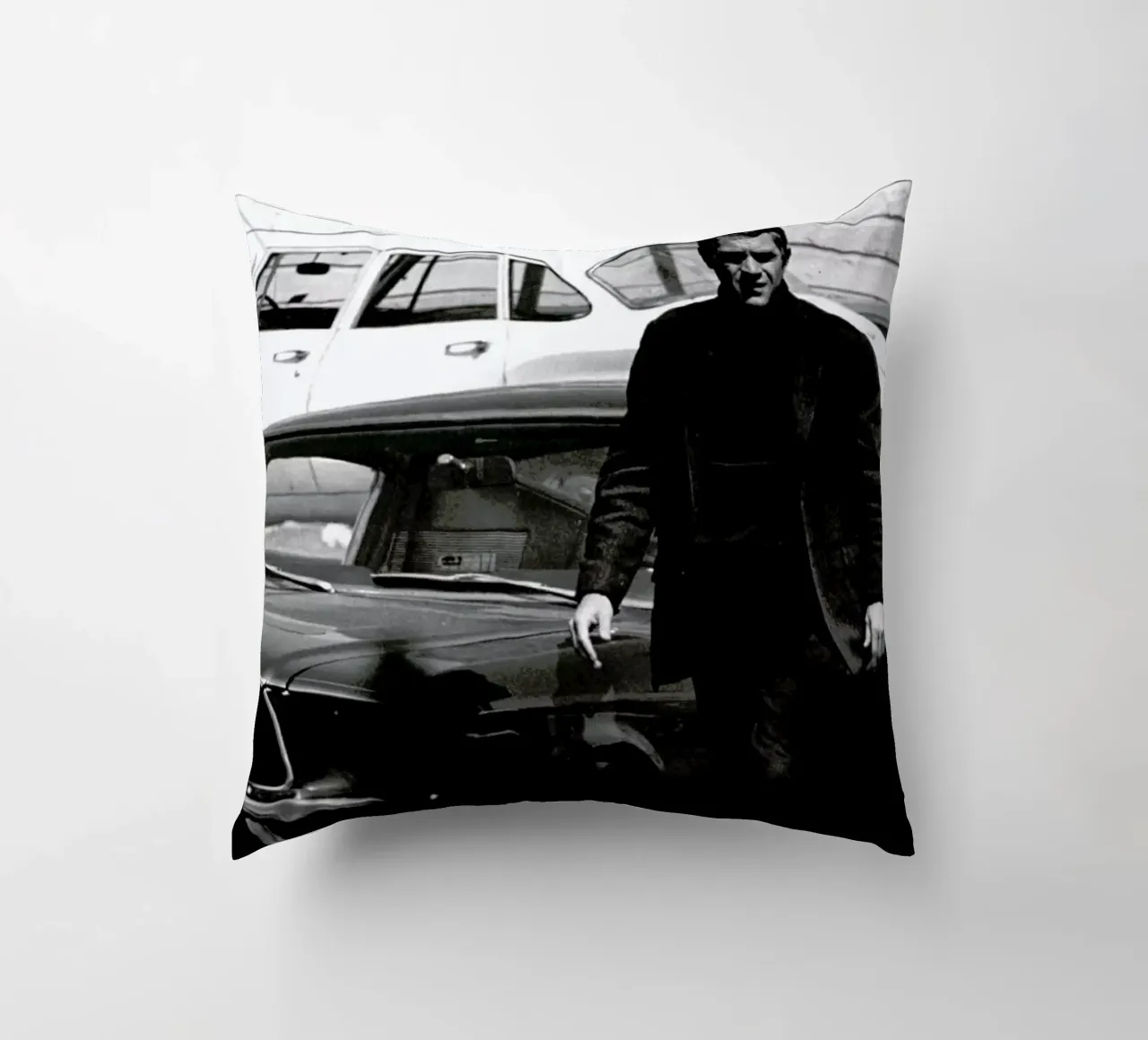 Steve McQueen in Bullitt, 1969 cuscino da Gallery Print and Art Limited