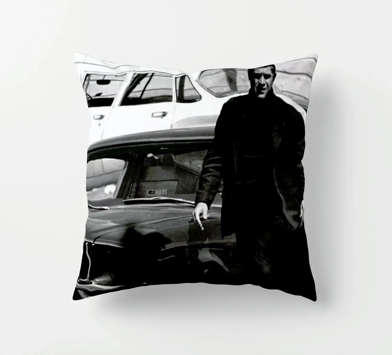 Steve McQueen in Bullitt, 1969 cuscino da Gallery Print and Art Limited