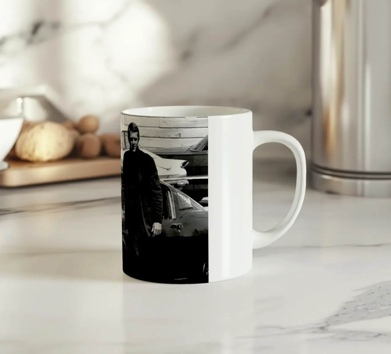 Steve McQueen in Bullitt, 1969 tazza in ceramica da Gallery Print and Art Limited