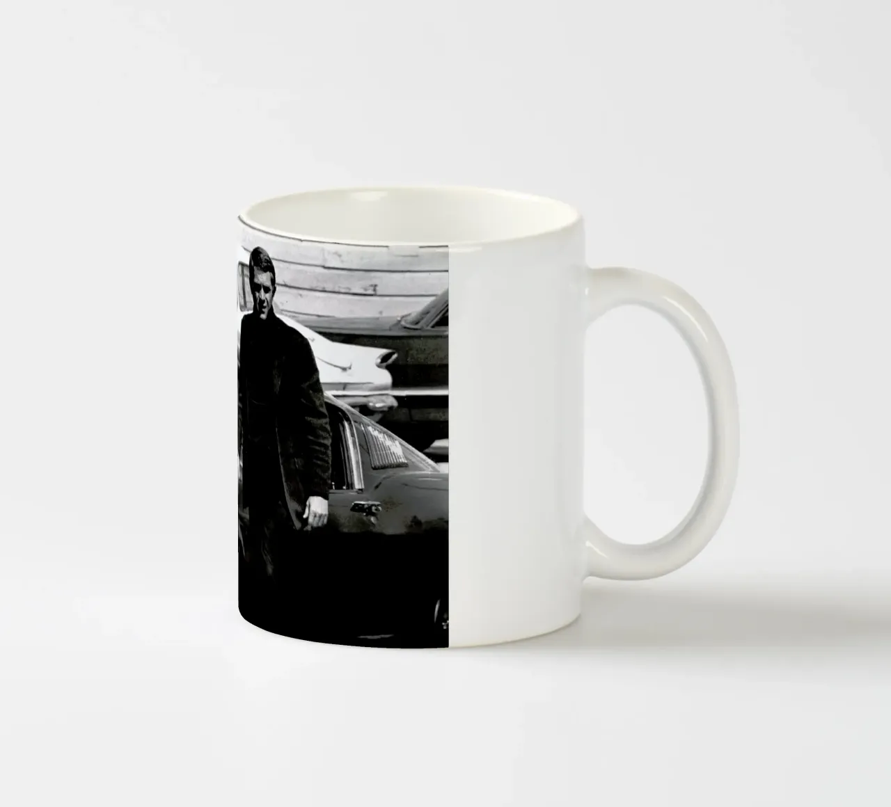 Steve McQueen in Bullitt, 1969 tazza in ceramica da Gallery Print and Art Limited
