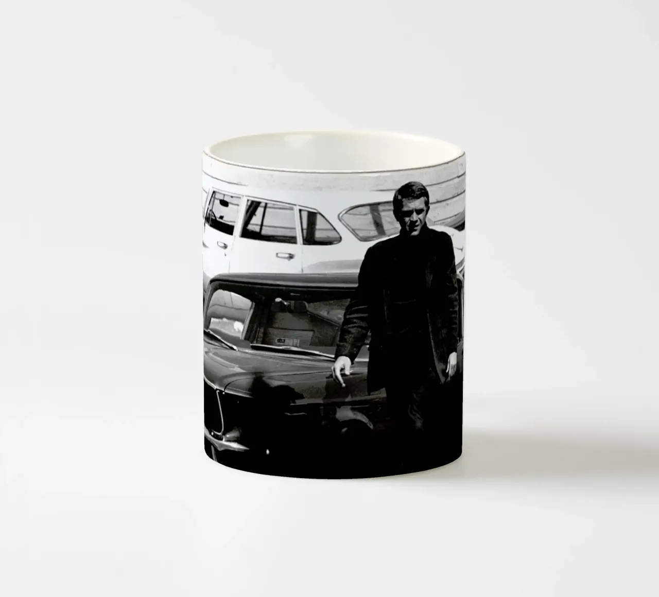 Steve McQueen in Bullitt, 1969 tazza in ceramica da Gallery Print and Art Limited