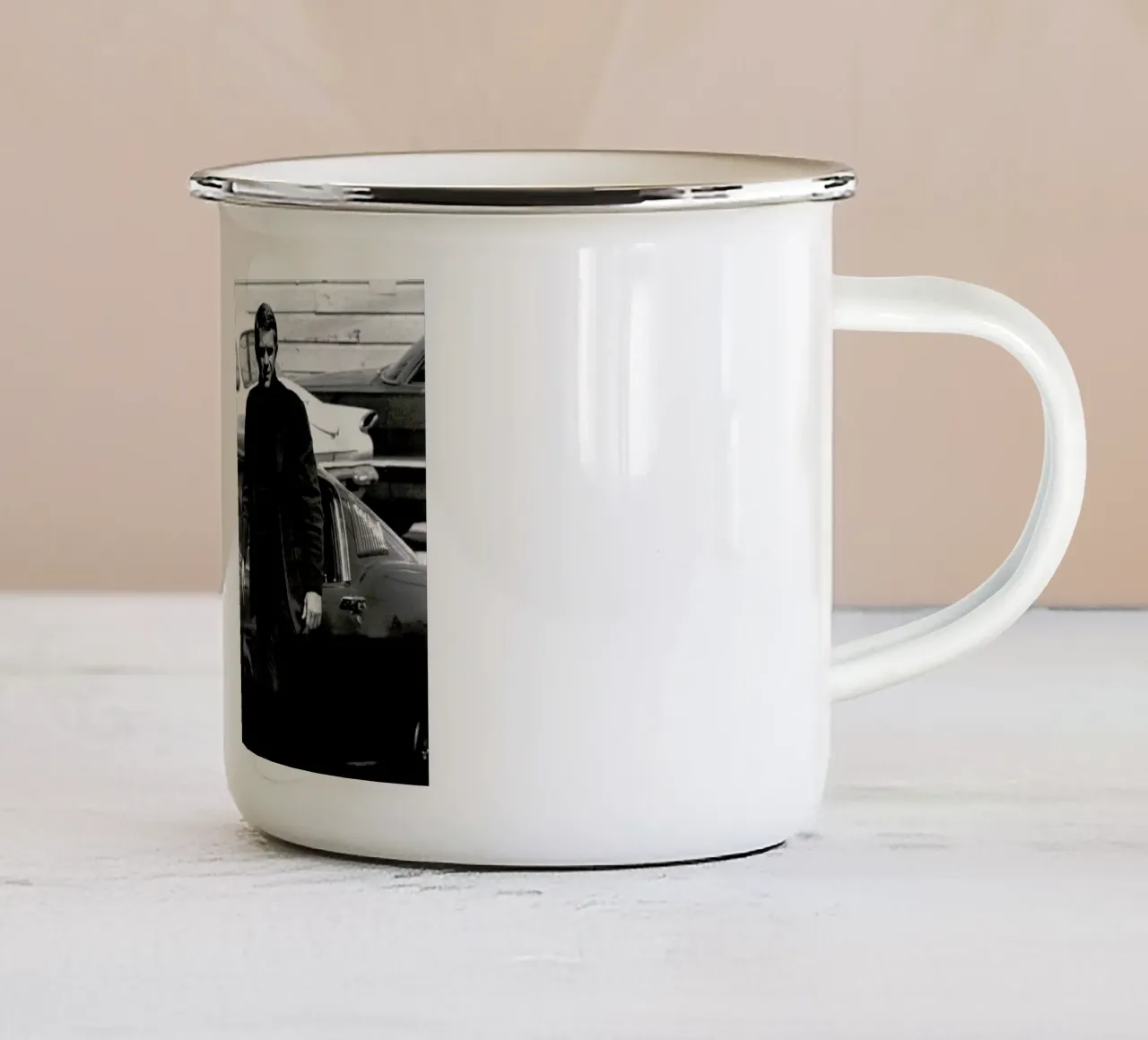 Steve McQueen in Bullitt, 1969 tazza in smalto da Gallery Print and Art Limited