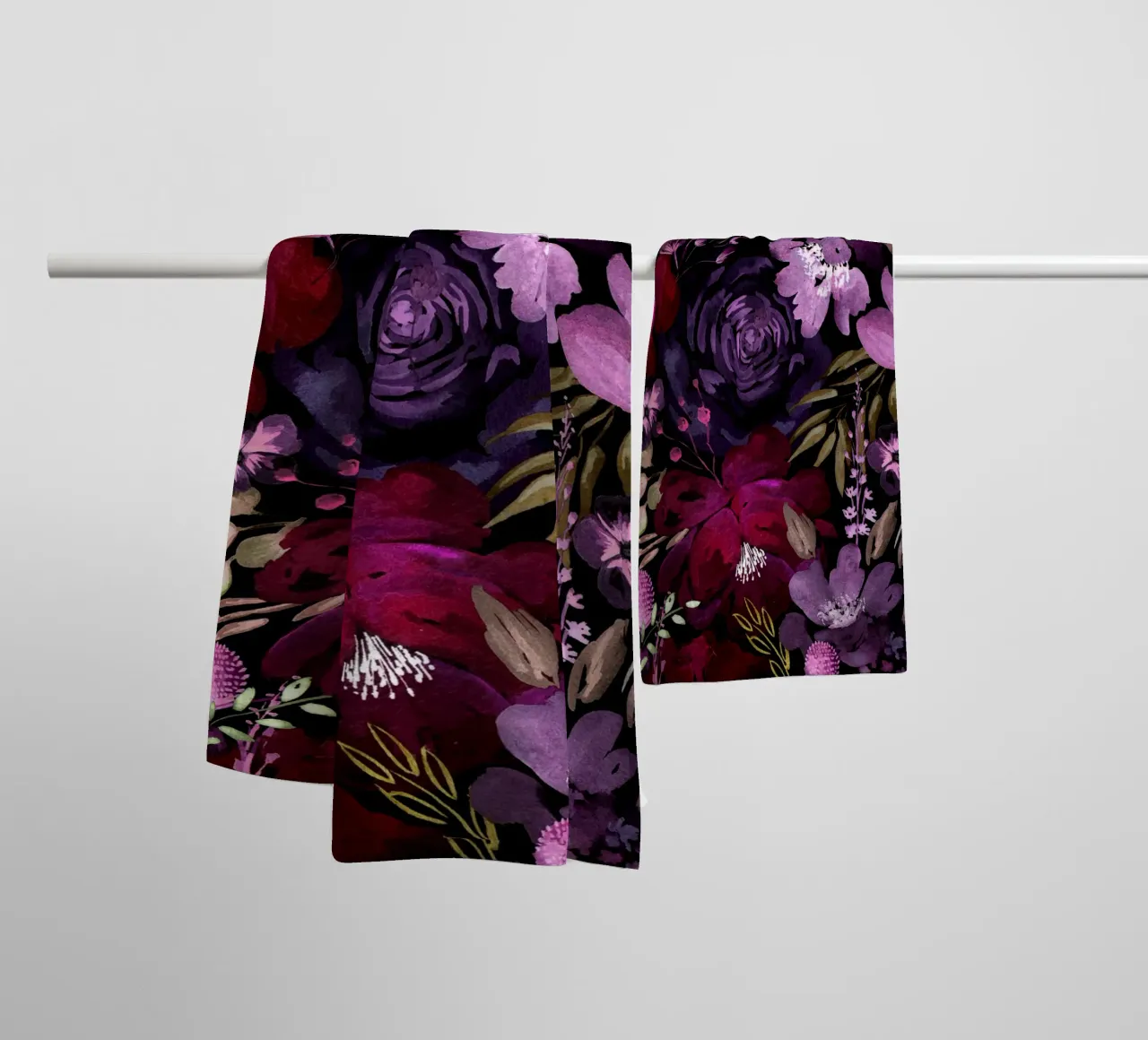 Dark Floral Chaos - Red asciugamano da bagno da anisillustration