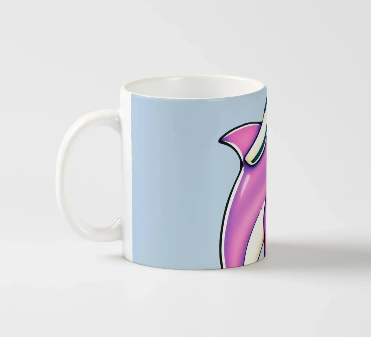 Un giocoso delfino rosa con un cappello salta tra le onde tazza in ceramica da DesignDoodle