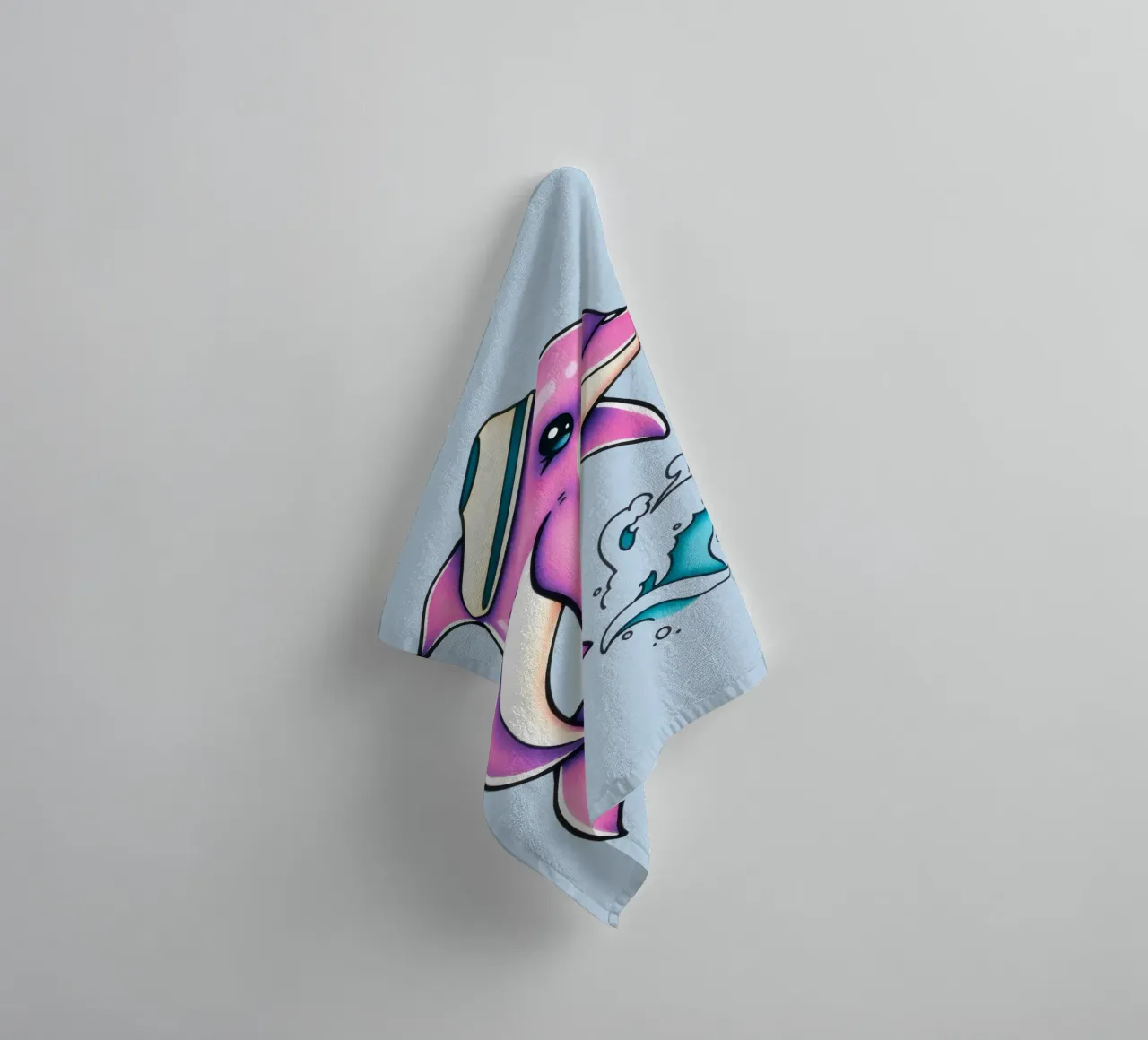 Speelse roze dolfijn met hoed springt door de golven badhanddoek van DesignDoodle