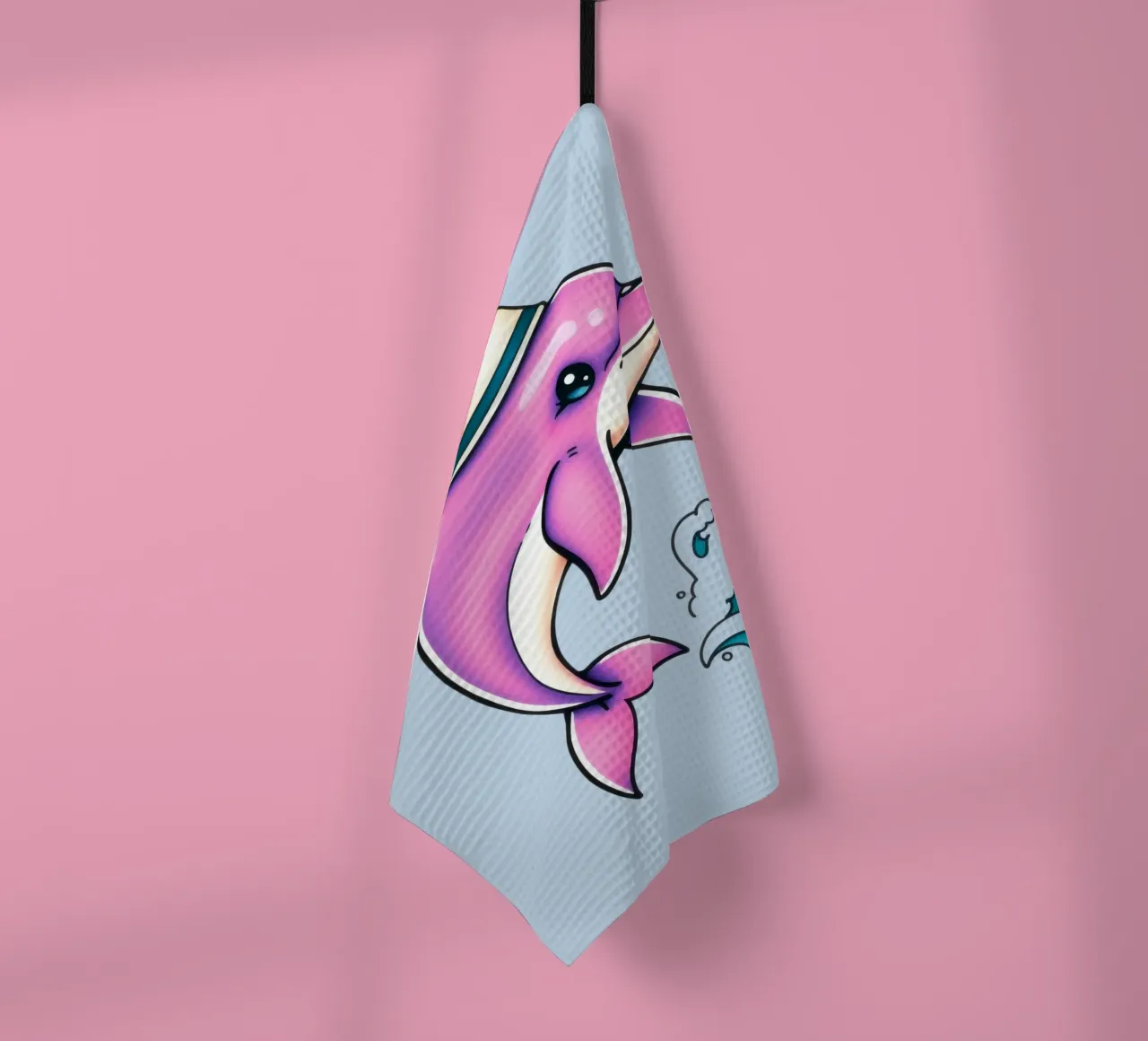 Un dauphin rose enjoué portant un chapeau saute dans les vagues torchon de DesignDoodle