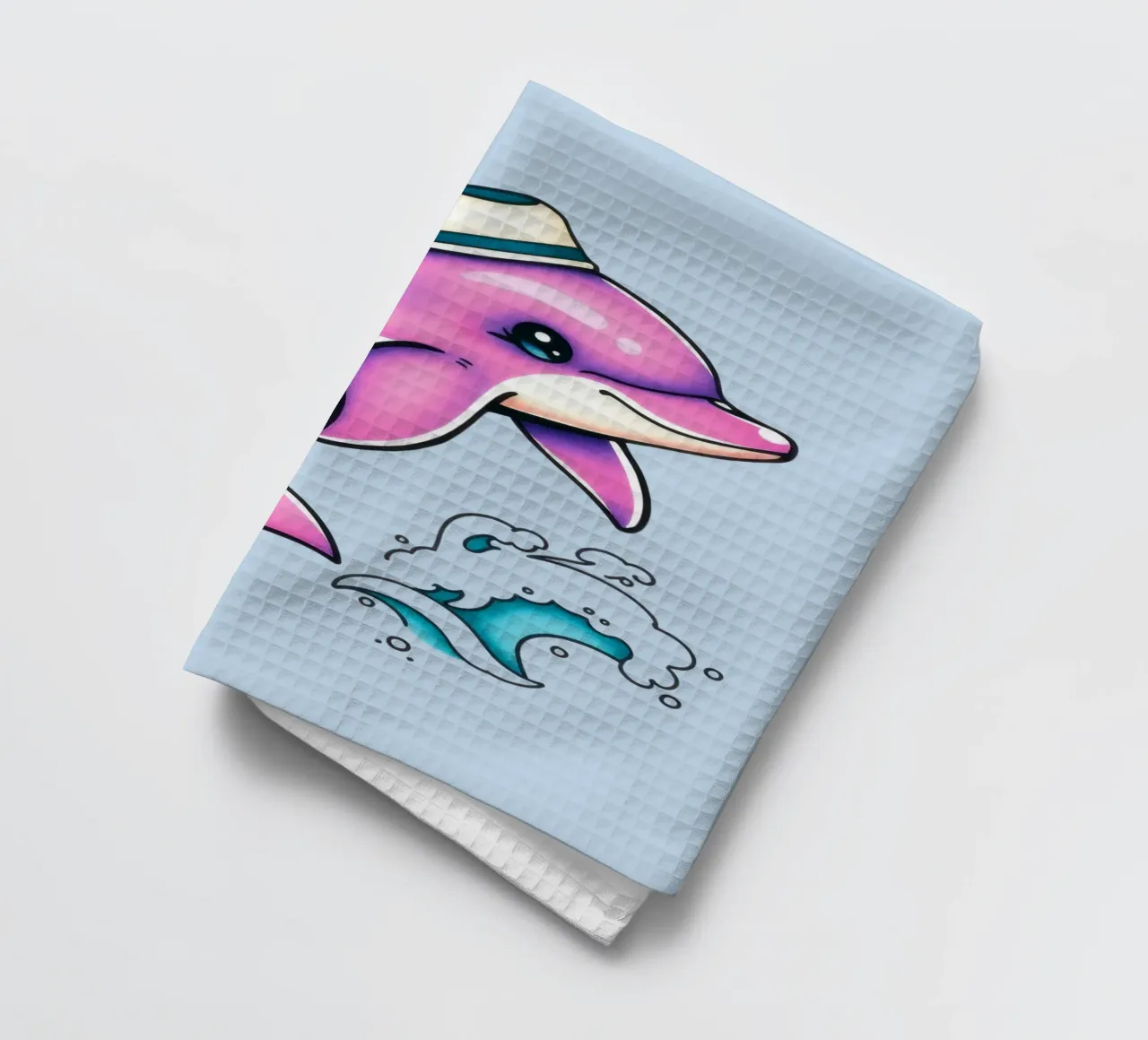 Un dauphin rose enjoué portant un chapeau saute dans les vagues torchon de DesignDoodle