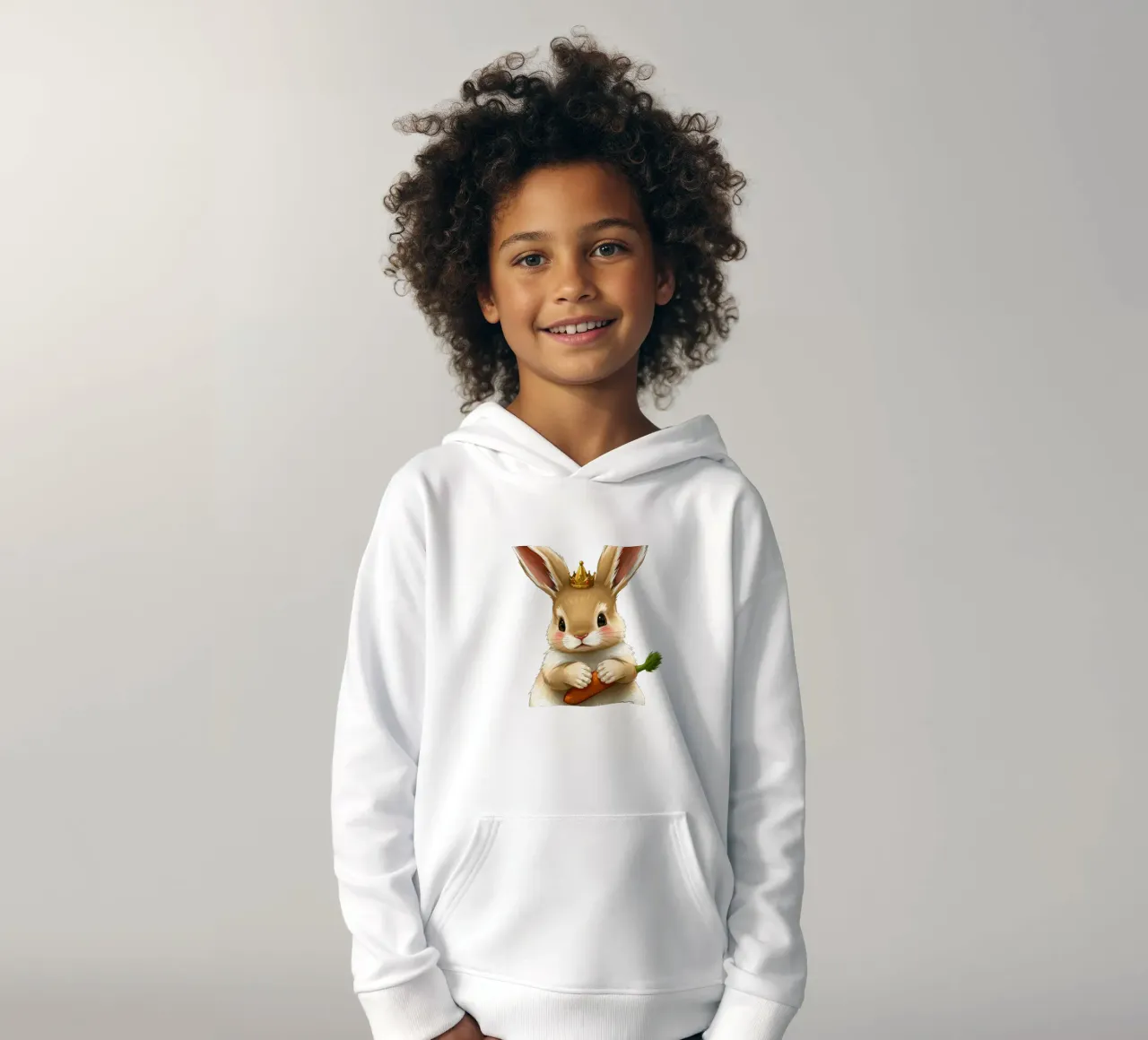 Un mignon lapin de dessin animé portant une couronne tient une carotte sweat à capuche enfant de DesignDoodle