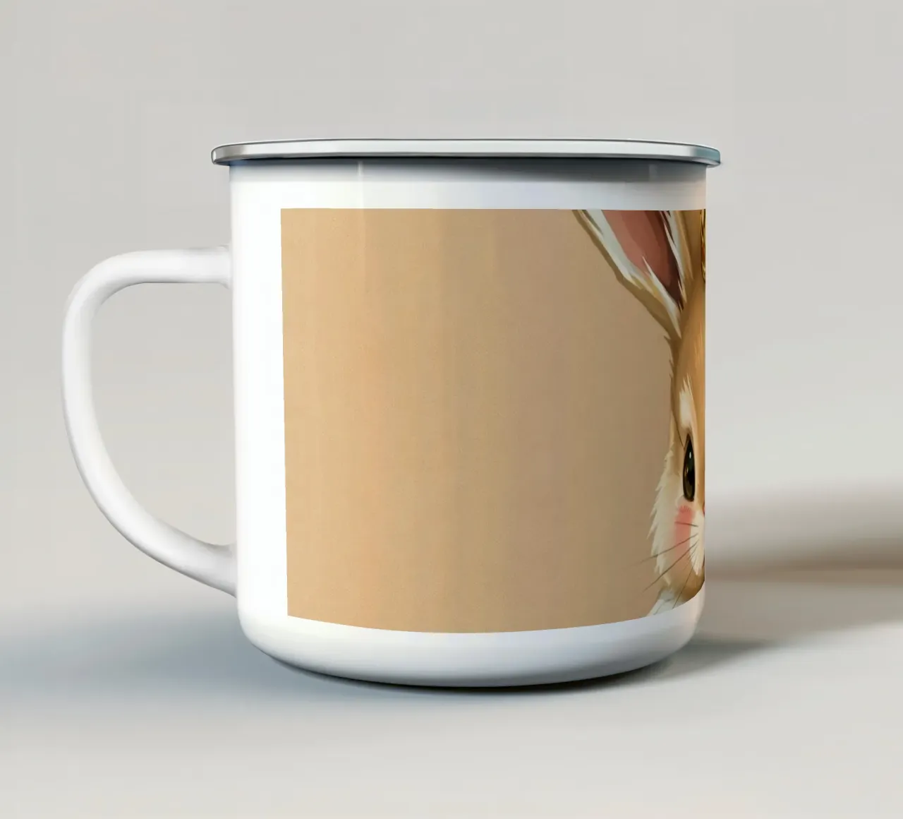 Carino il coniglio dei cartoni animati che indossa una corona e tiene in mano una carota tazza in smalto da DesignDoodle