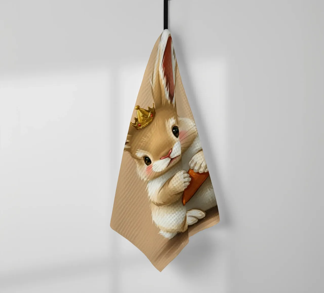 Un mignon lapin de dessin animé portant une couronne tient une carotte torchon de DesignDoodle