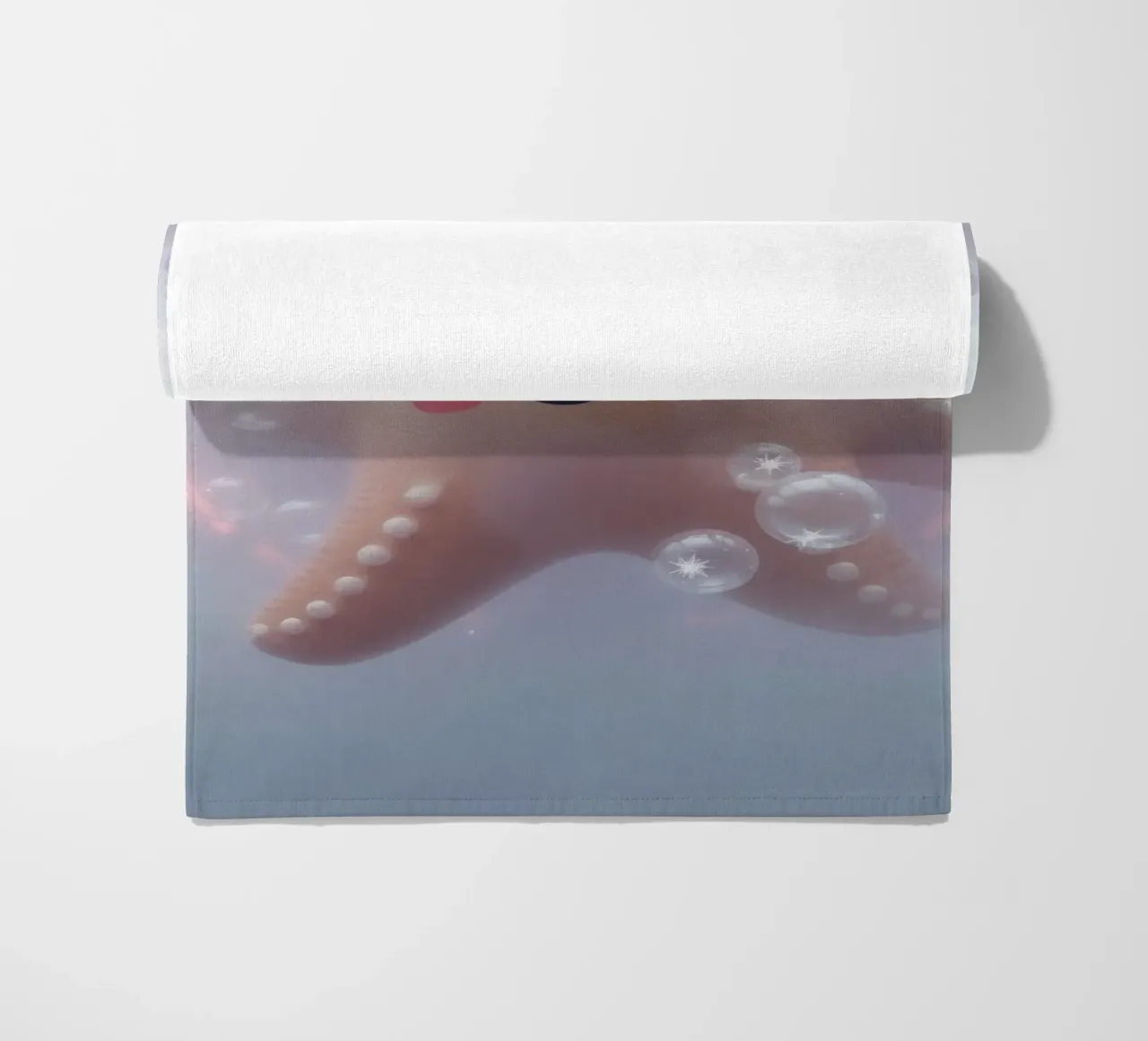 Glücklicher Seestern schwimmt in Blasen in einem bunten U-Boot Strandtuch von DesignDoodle