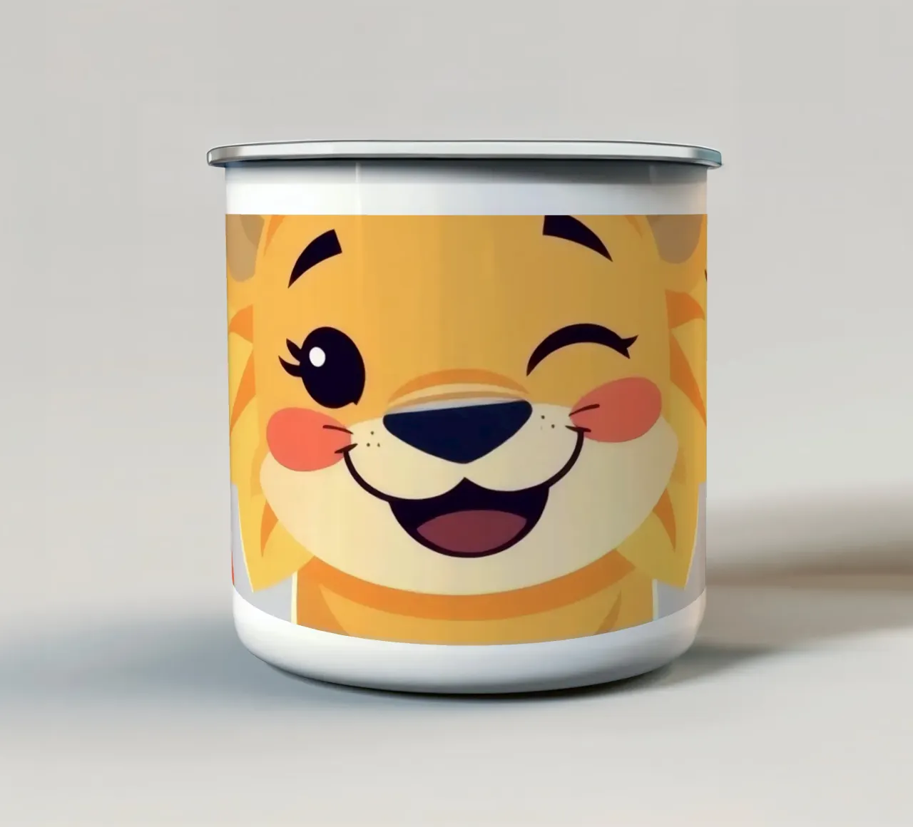 Simpatico leone dei cartoni animati con un'espressione giocosa e seduto tazza in smalto da DesignDoodle