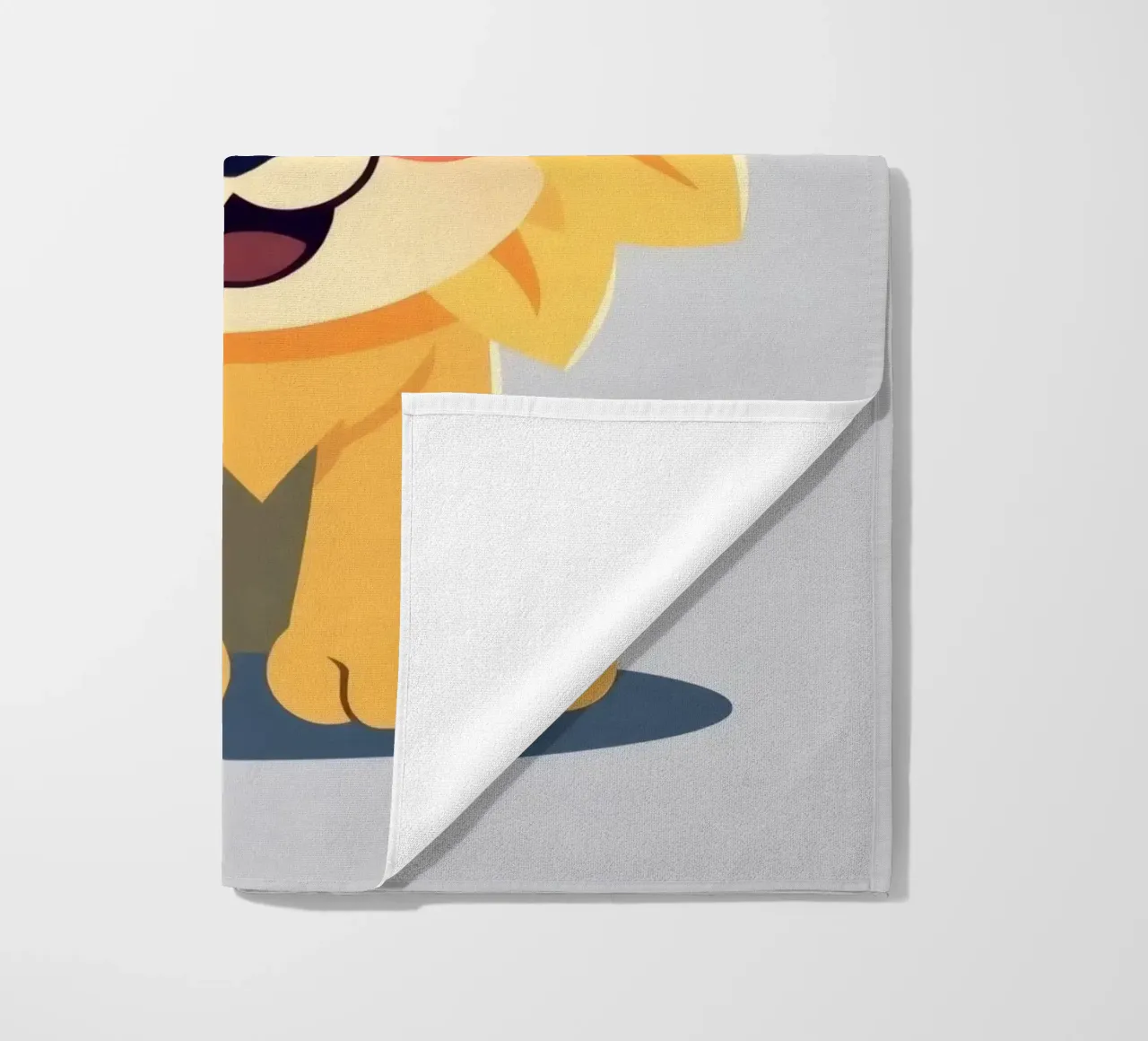 Simpatico leone dei cartoni animati con un'espressione giocosa e seduto telo mare da DesignDoodle
