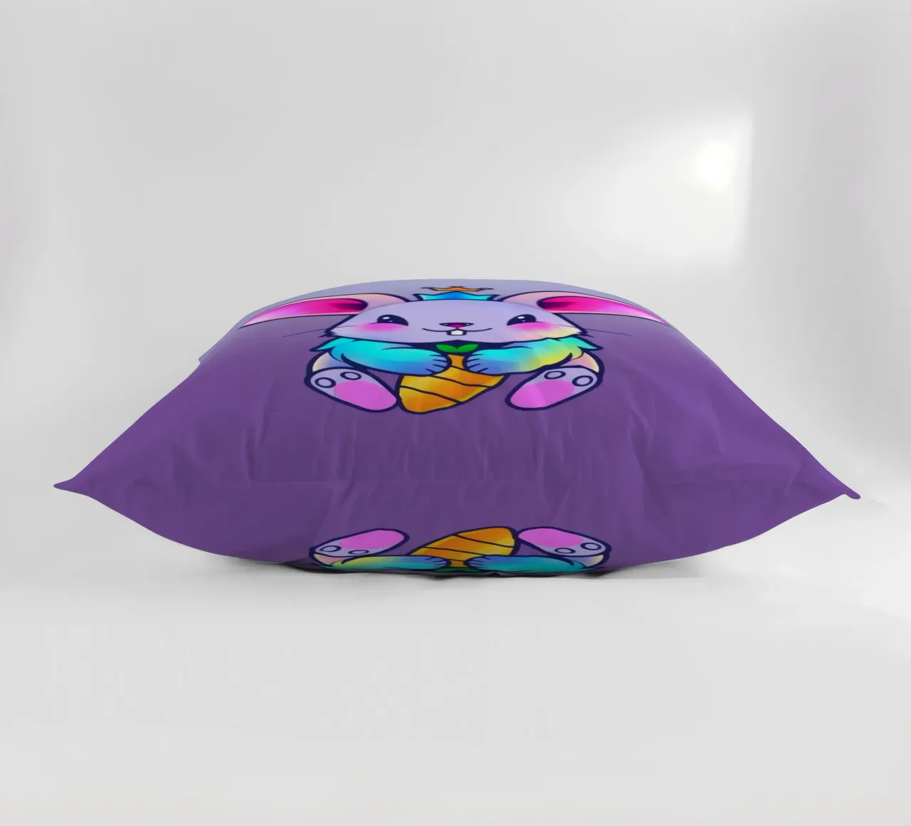 coniglio a cartoni animati con corona e carota su un vivace sfondo viola cuscino da DesignDoodle