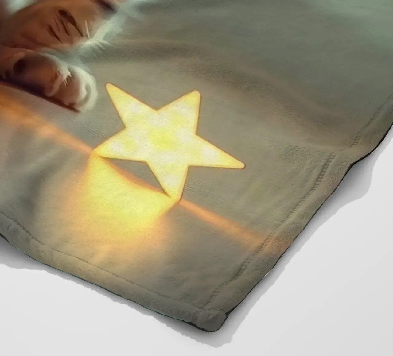 Un gattino giocherellone interagisce curiosamente con una stella luminosa decorata. coperta in pile da DesignDoodle