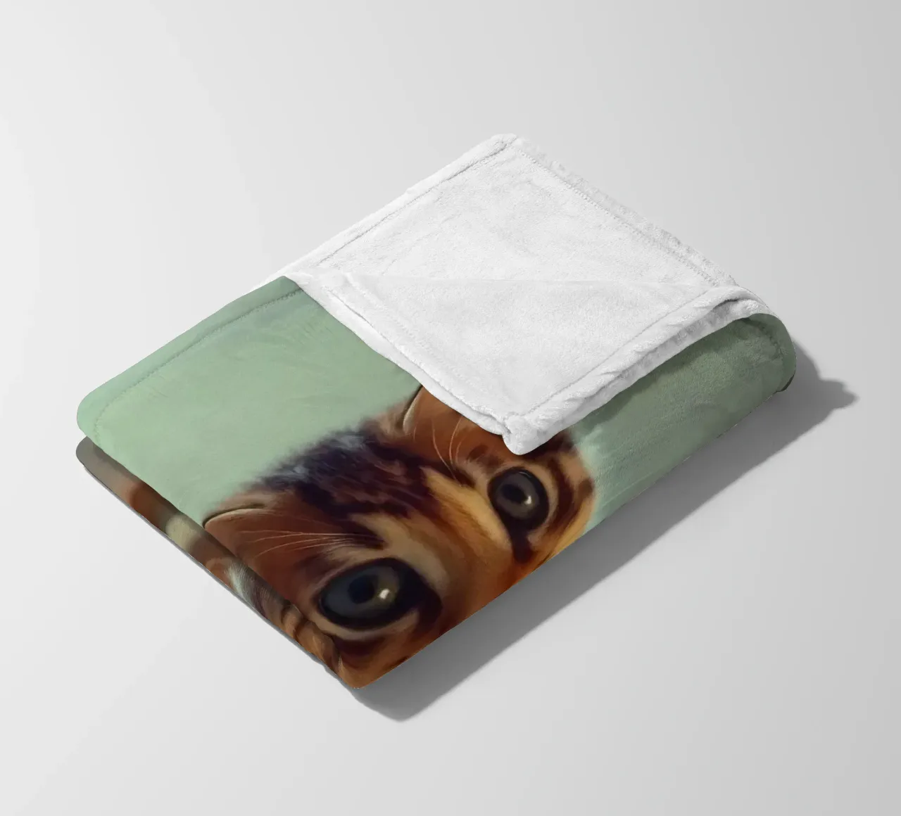 Un gattino giocherellone interagisce curiosamente con una stella luminosa decorata. coperta in pile da DesignDoodle
