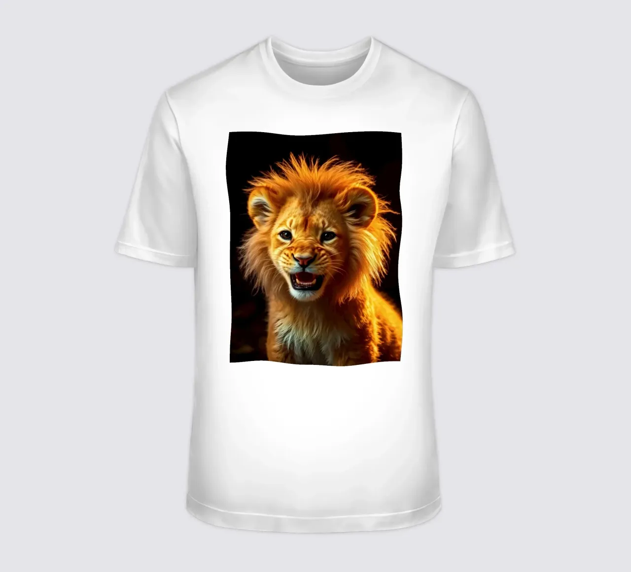 Jong leeuwenwelpje met levendige vacht en expressieve ogen vastgelegd t-shirt van DesignDoodle
