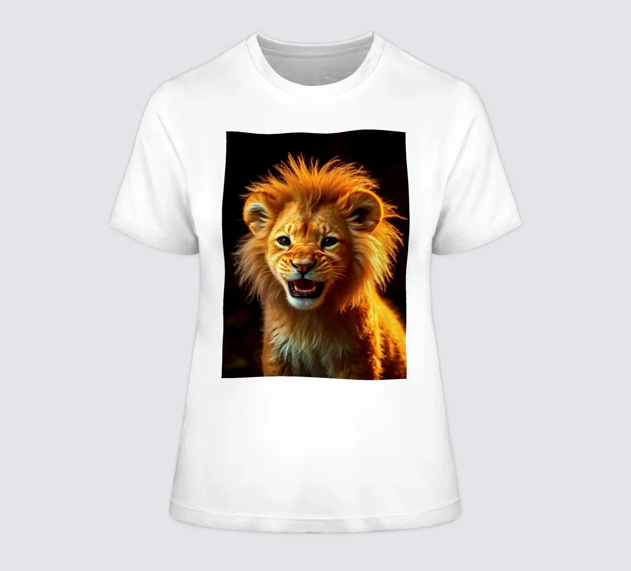 Jong leeuwenwelpje met levendige vacht en expressieve ogen vastgelegd dames t-shirt getailleerd van DesignDoodle