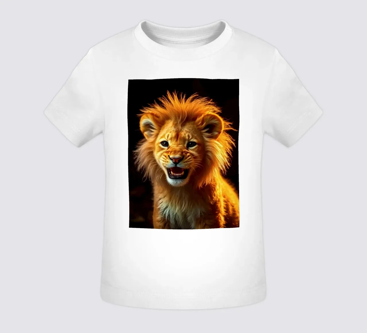 Jong leeuwenwelpje met levendige vacht en expressieve ogen vastgelegd baby t-shirt van DesignDoodle
