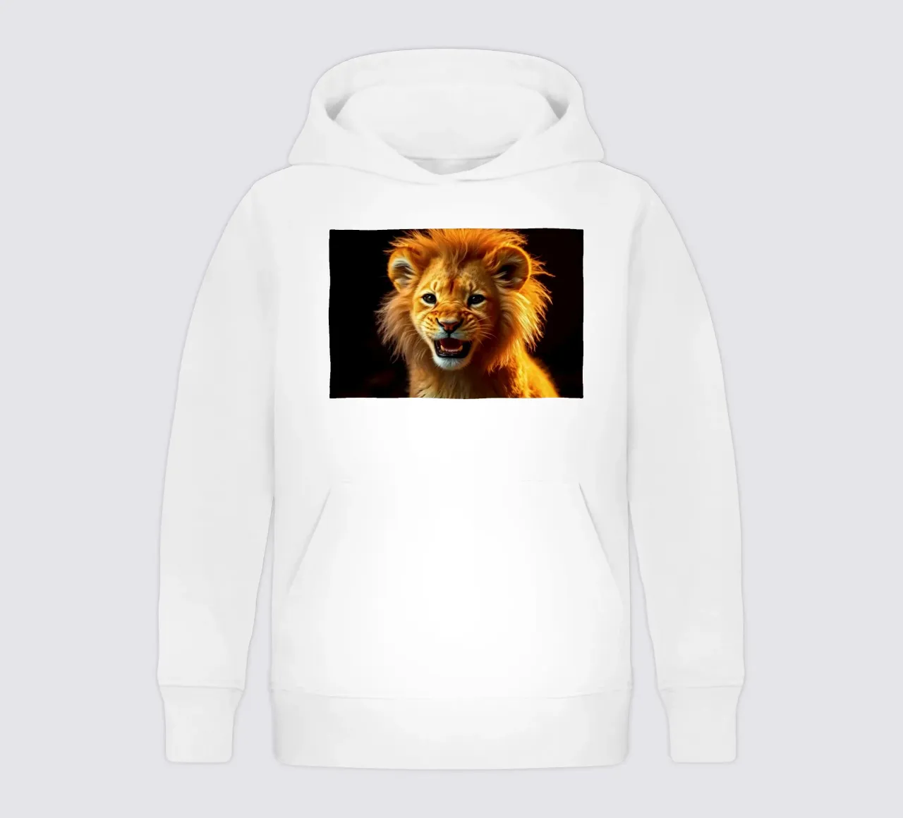 Jong leeuwenwelpje met levendige vacht en expressieve ogen vastgelegd kinder hoodie van DesignDoodle