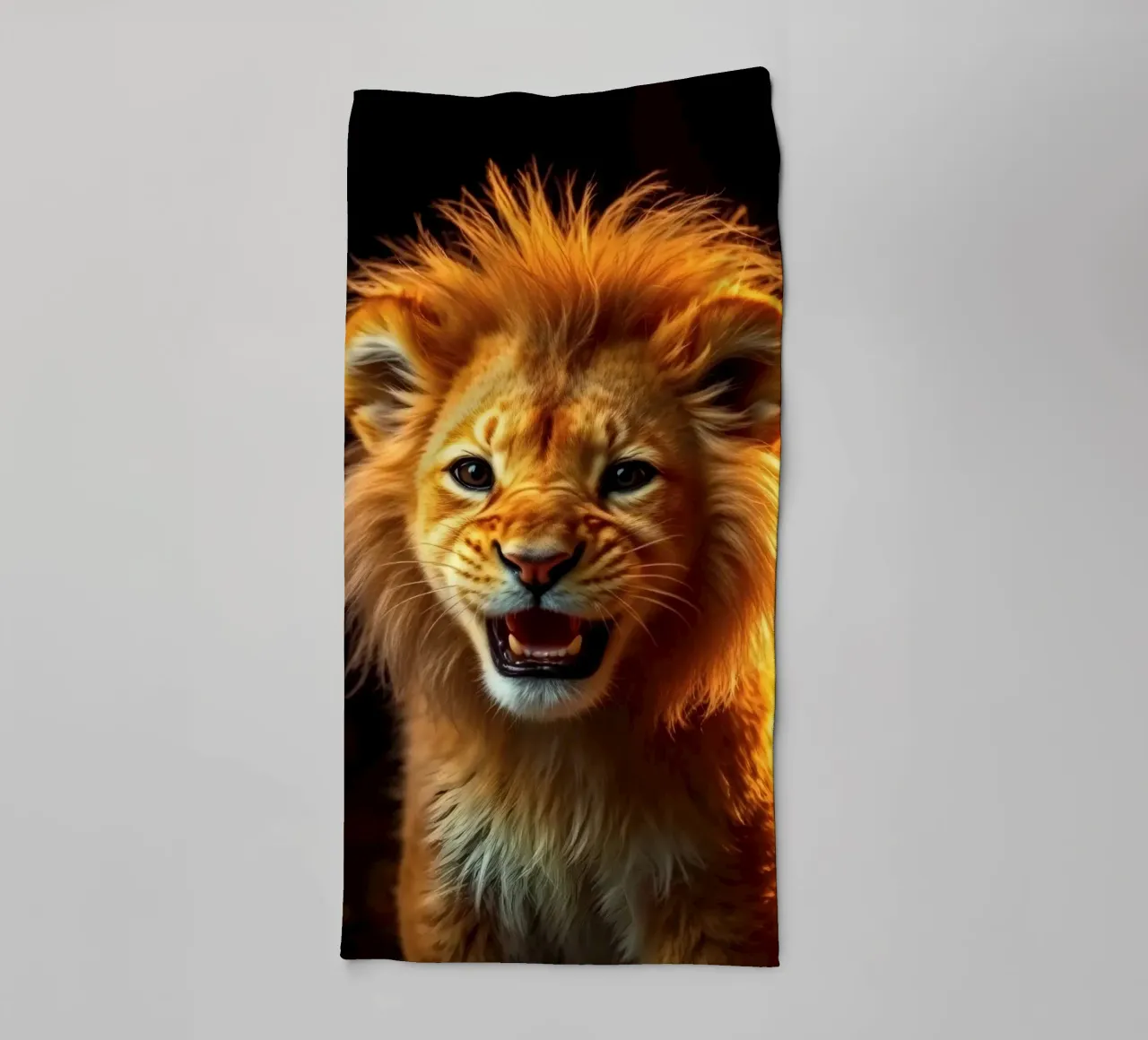 Jong leeuwenwelpje met levendige vacht en expressieve ogen vastgelegd badhanddoek van DesignDoodle