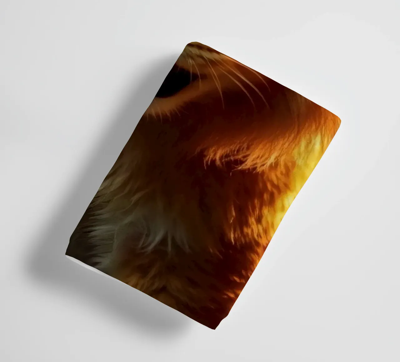 Jong leeuwenwelpje met levendige vacht en expressieve ogen vastgelegd badhanddoek van DesignDoodle