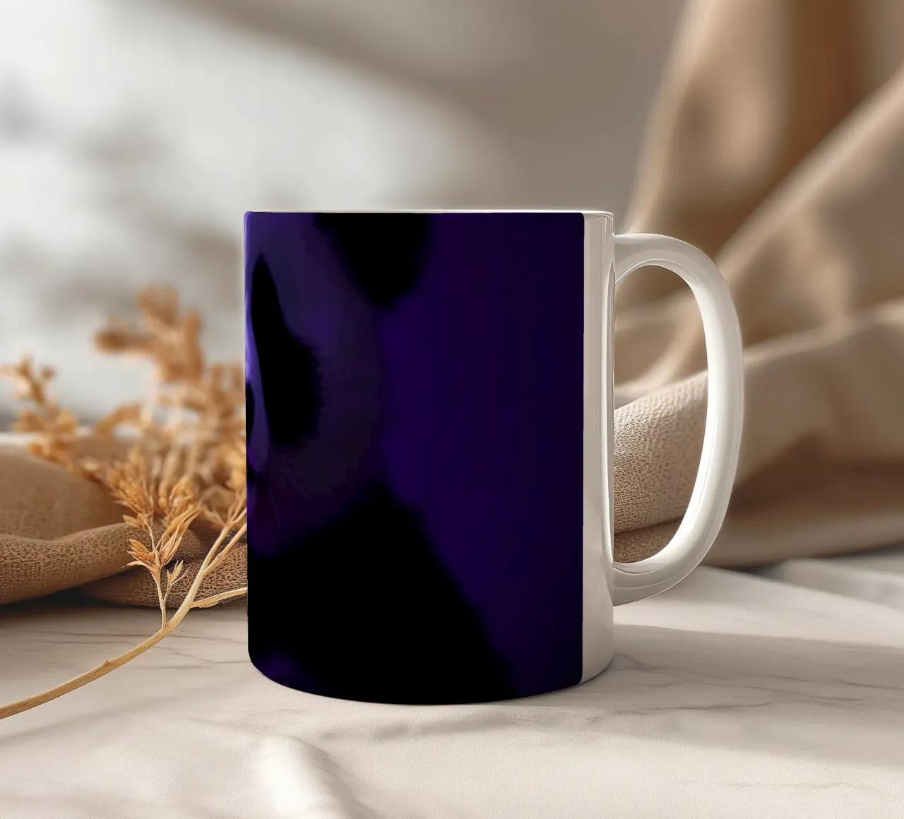 Un simpatico cucciolo di panda seduto su uno sfondo viola tazza in ceramica da DesignDoodle