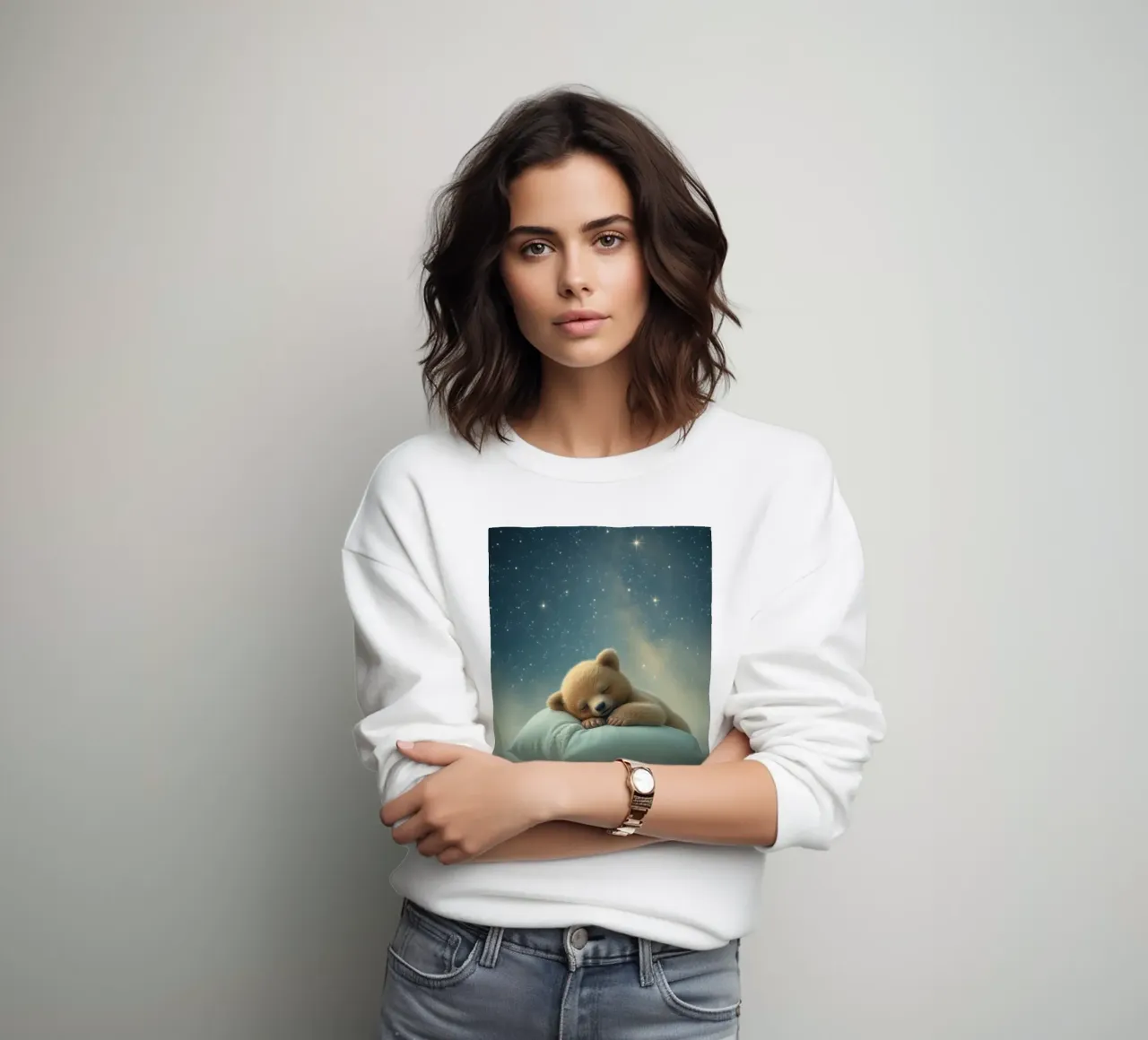 Simpático osezno durmiendo plácidamente sobre una mullida almohada sudadera de DesignDoodle