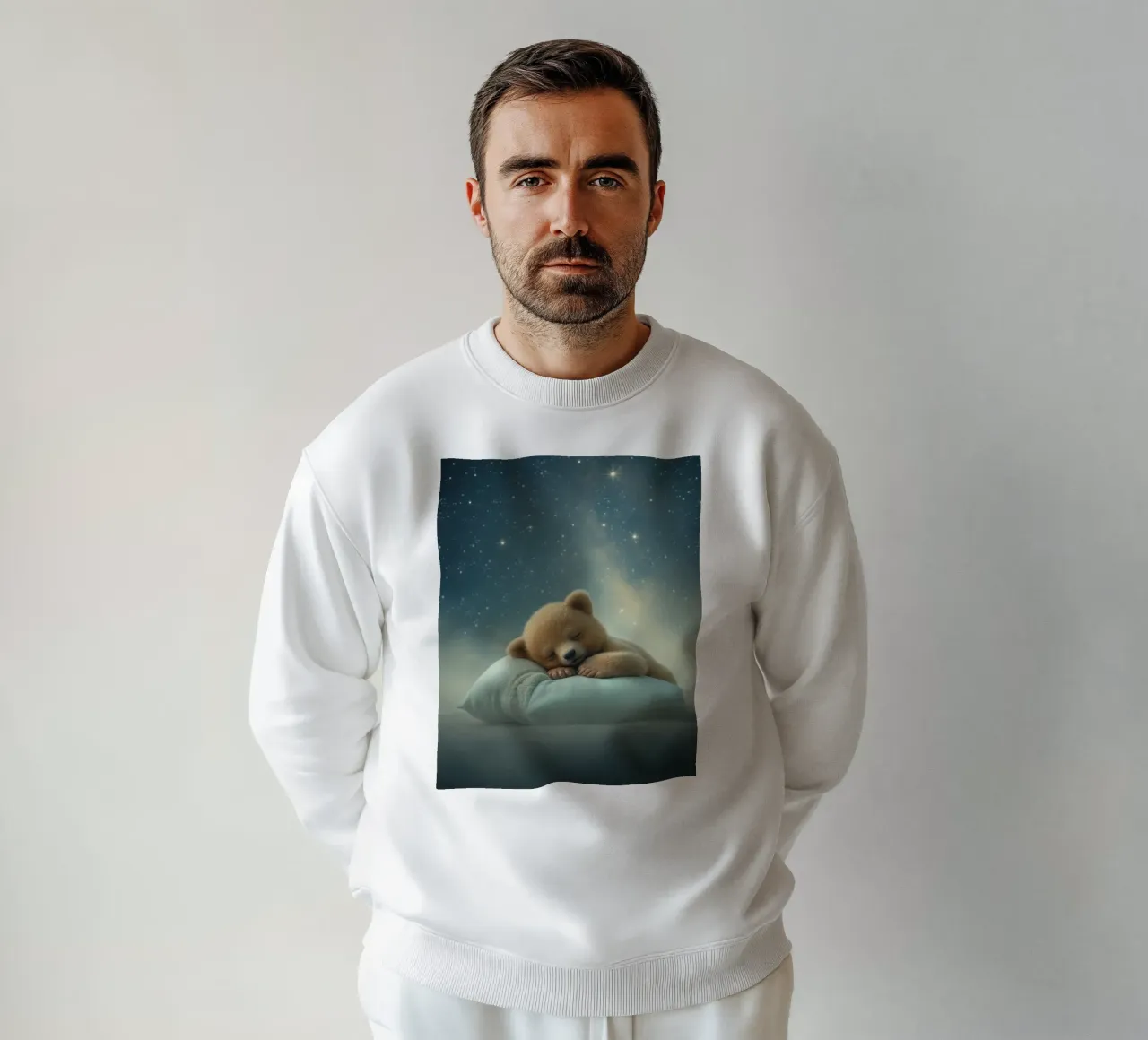 Simpático osezno durmiendo plácidamente sobre una mullida almohada sudadera de DesignDoodle