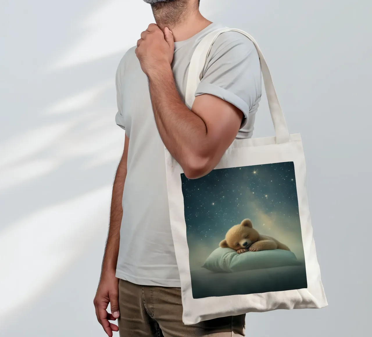 Schattig berenjong dat vredig slaapt op een donzig kussen jute draagtas van DesignDoodle