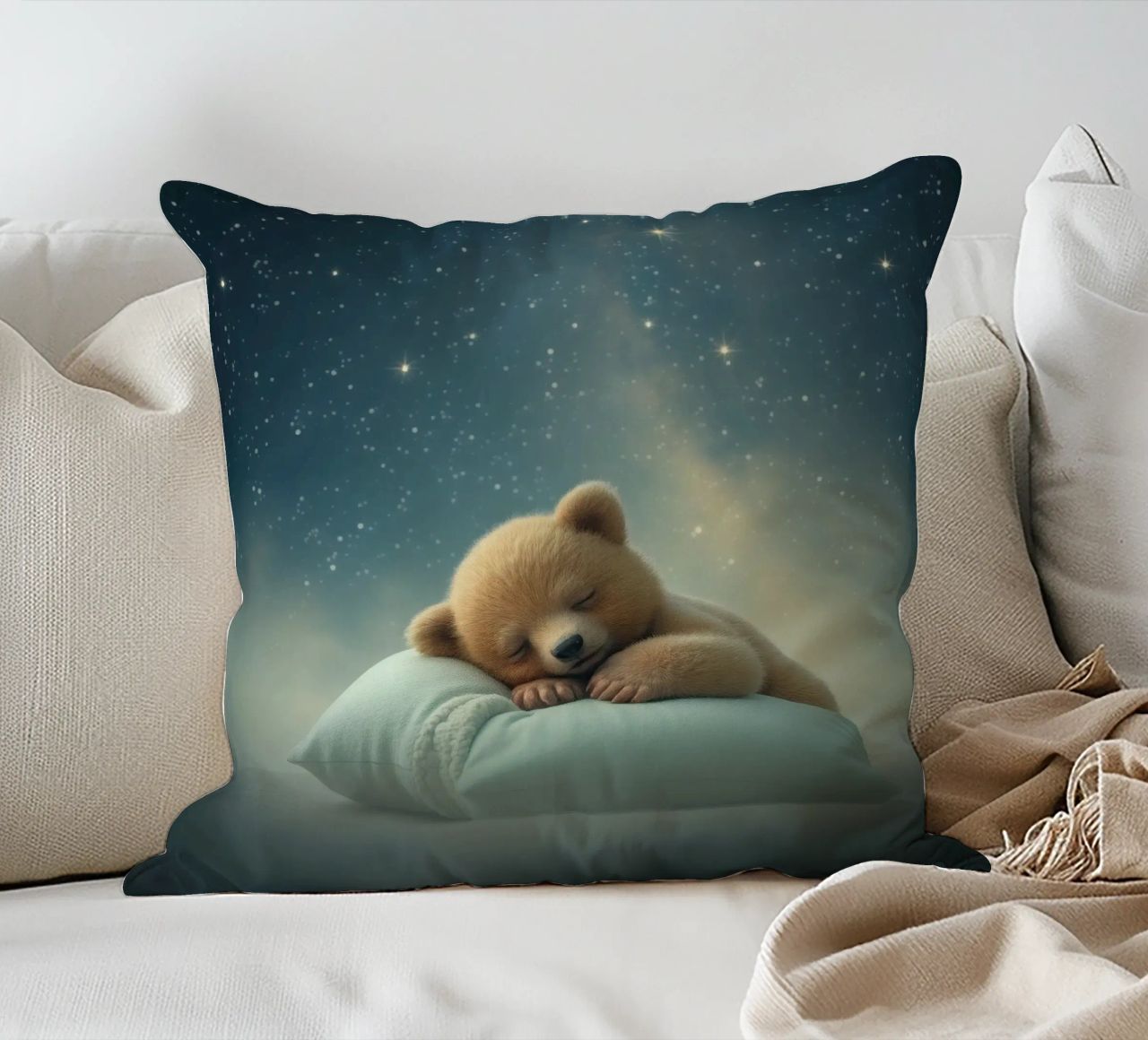Ourson mignon dormant paisiblement sur un oreiller moelleux coussin de DesignDoodle