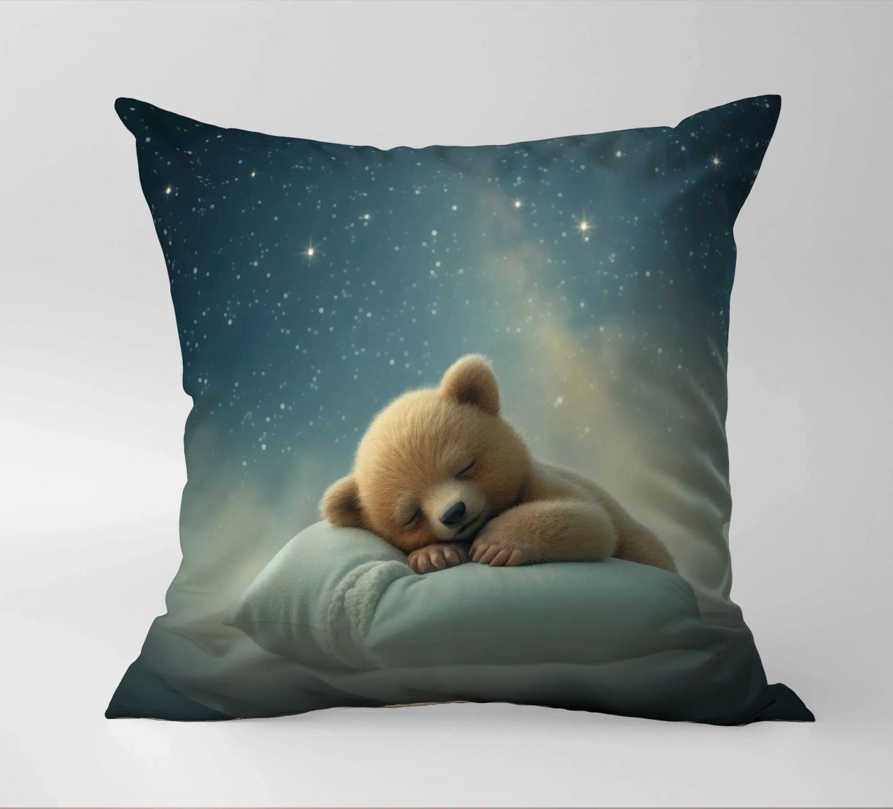 Ourson mignon dormant paisiblement sur un oreiller moelleux coussin de DesignDoodle